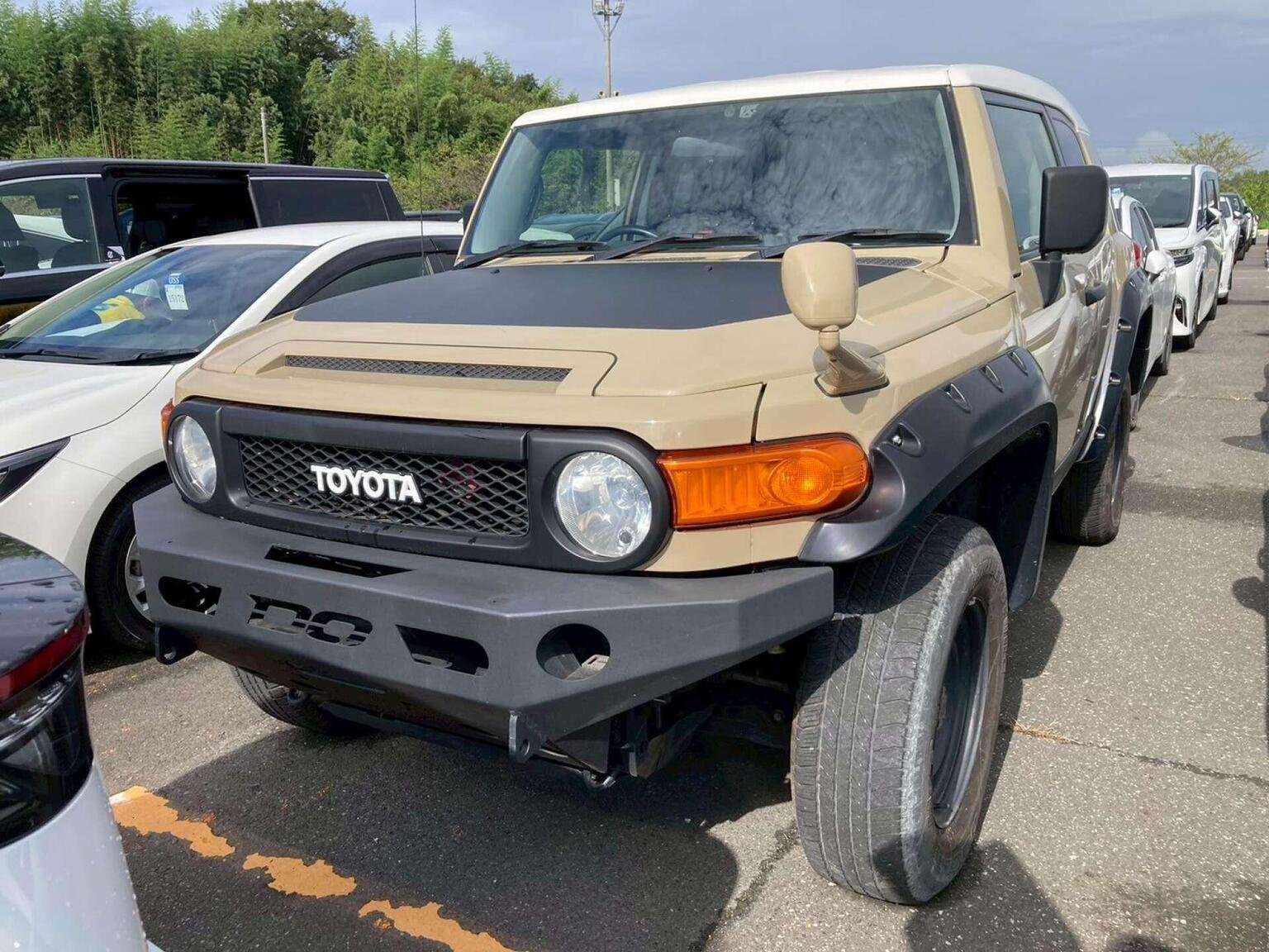 A 2013 TOYOTA FJ CRUISER 4WD A 2013 TOYOTA FJ CRUISER 4WD