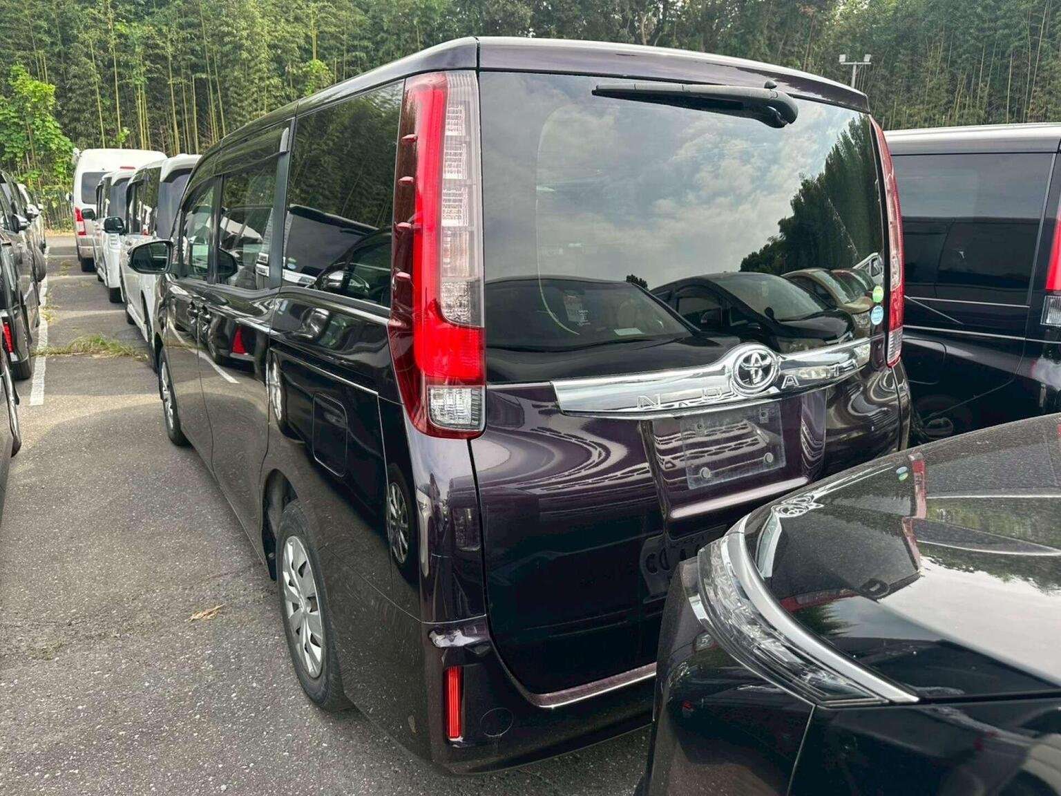 A 2014 TOYOTA NOAH 2.0 X 5dr 7 Seats A 2014 TOYOTA NOAH 2.0 X 5dr 7 Seats