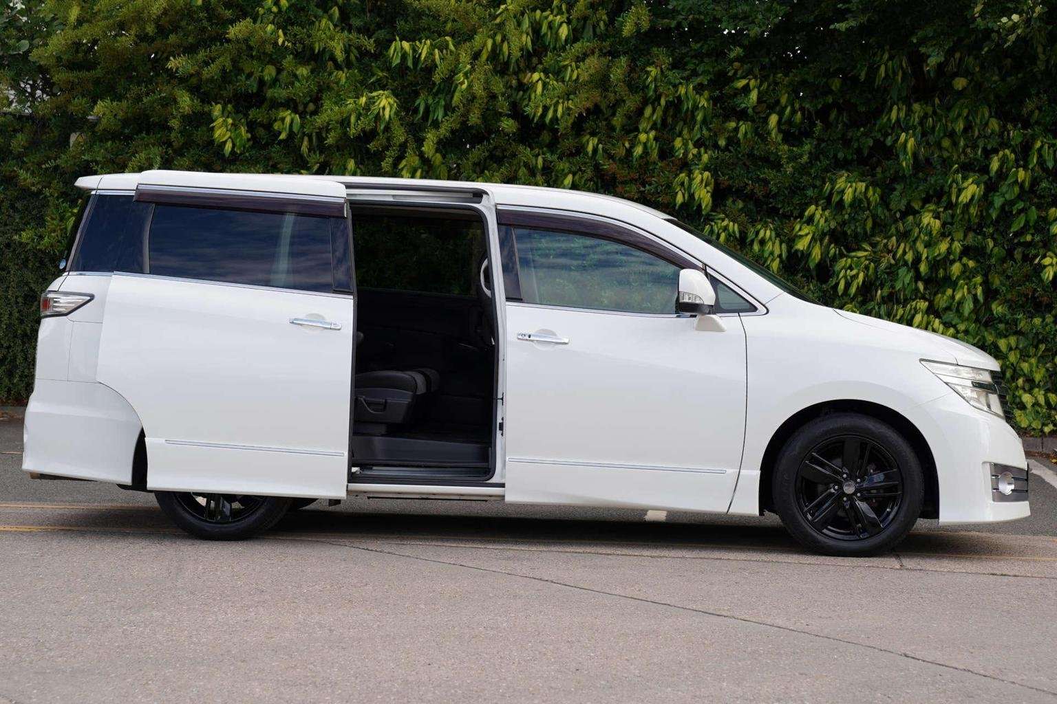 A 2010 NISSAN ELGRAND 2.5 Rider 5dr 8 Seats A 2010 NISSAN ELGRAND 2.5 Rider 5dr 8 Seats