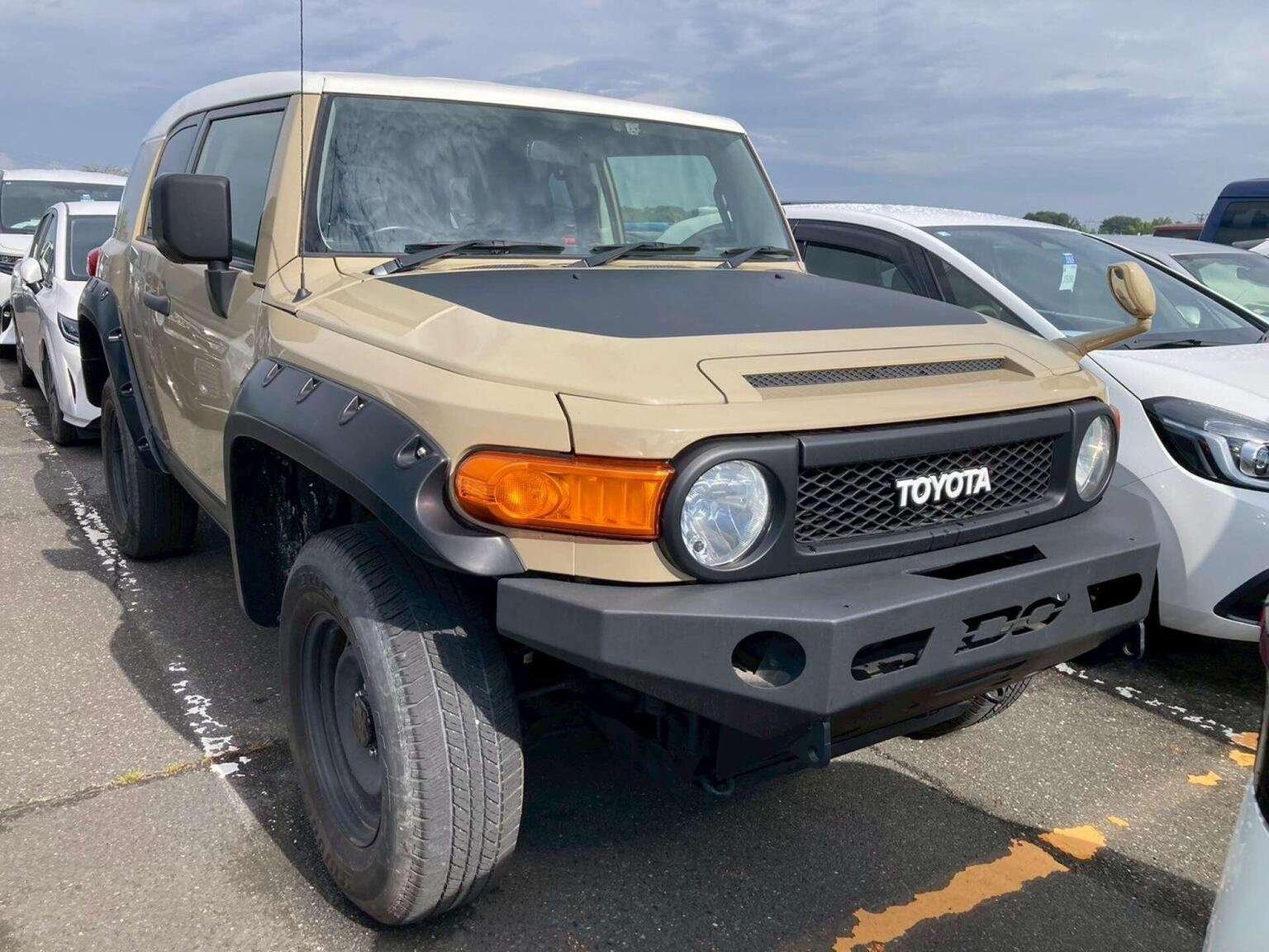 A 2013 TOYOTA FJ CRUISER 4WD A 2013 TOYOTA FJ CRUISER 4WD