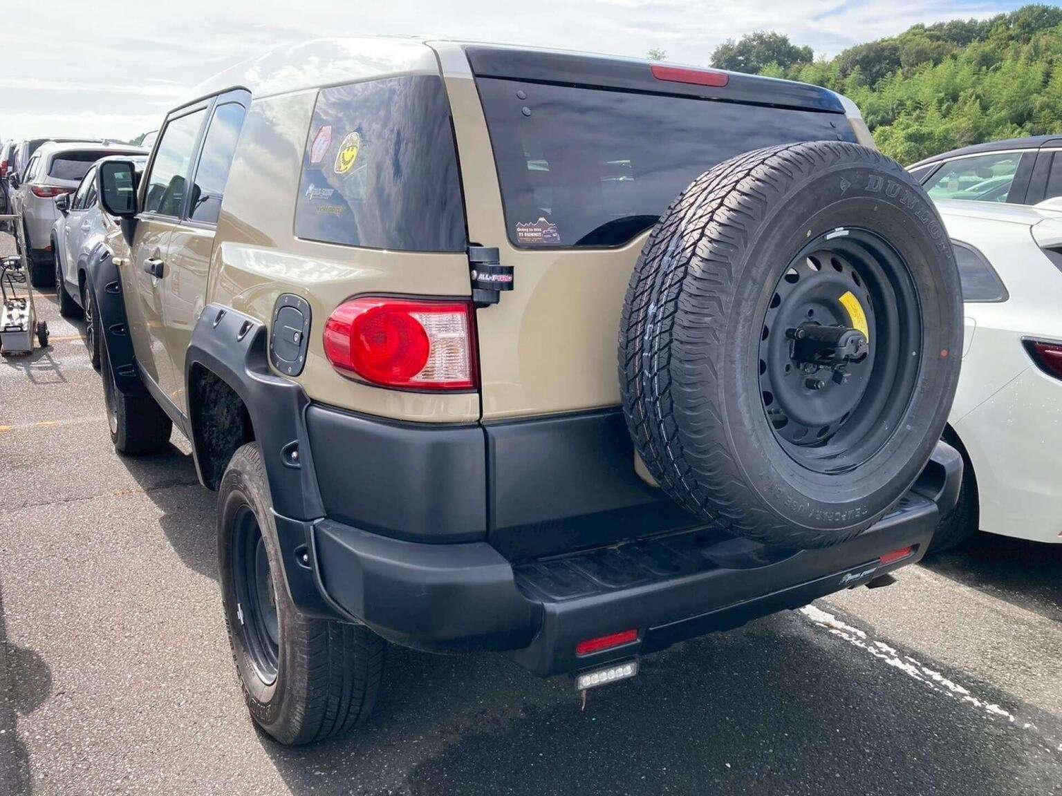 A 2013 TOYOTA FJ CRUISER 4WD A 2013 TOYOTA FJ CRUISER 4WD
