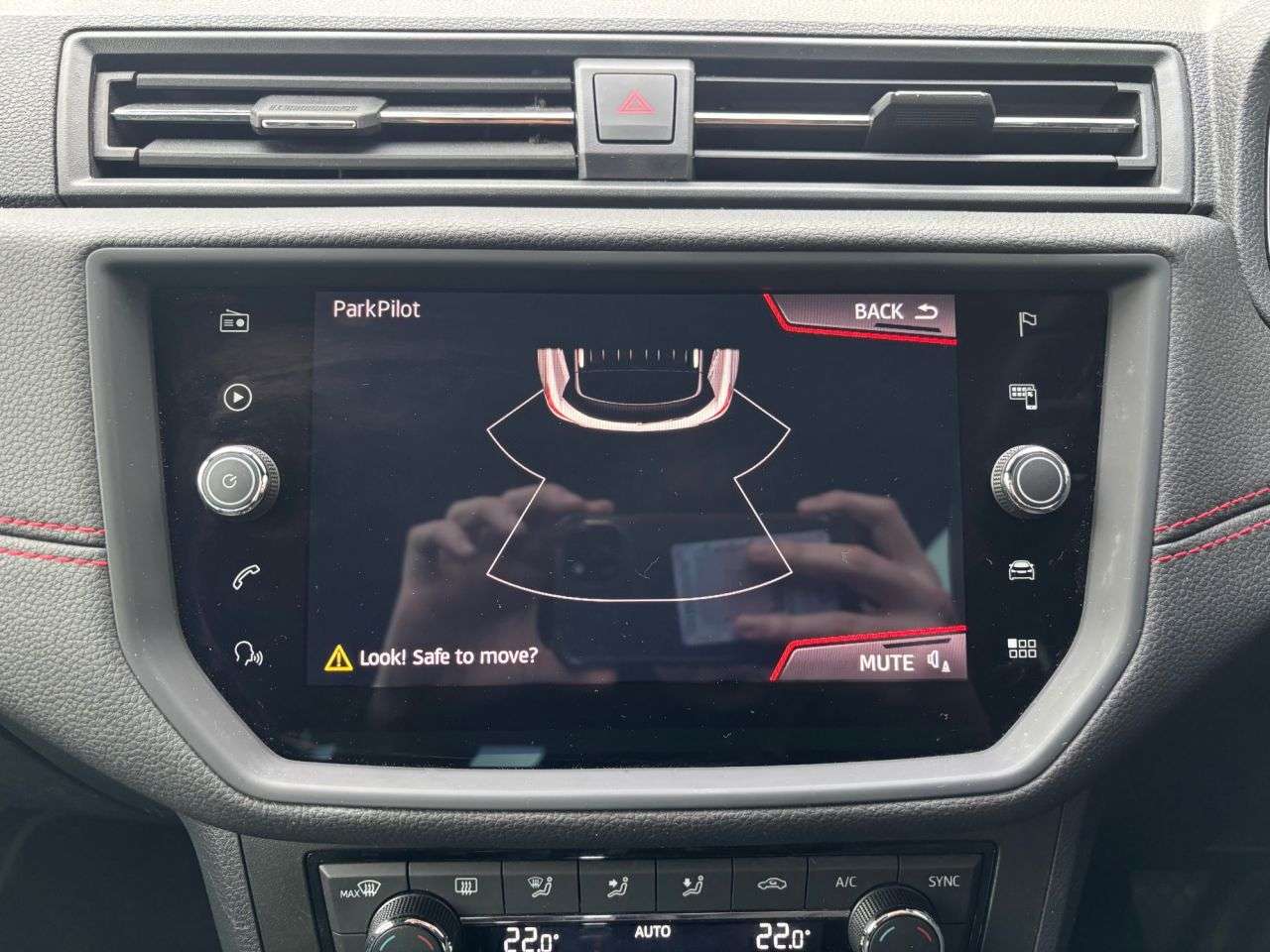 A 2019 SEAT ARONA 1.0 TSI GPF FR Sport SUV 5dr Petrol DSG Euro 6 (s/s) (115 ps) APPLE CAR PLA A 2019 SEAT ARONA 1.0 TSI GPF FR Sport SUV 5dr Petrol DSG Euro 6 (s/s) (115 ps) APPLE CAR PLA