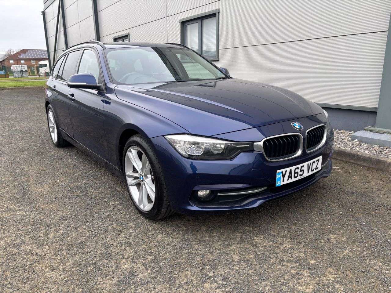 A 2016 BMW 3 SERIES 2.0 318d Sport Touring 5dr Diesel Auto Euro 6 (s/s) (150 ps) SAT NAV, PARK A 2016 BMW 3 SERIES 2.0 318d Sport Touring 5dr Diesel Auto Euro 6 (s/s) (150 ps) SAT NAV, PARK