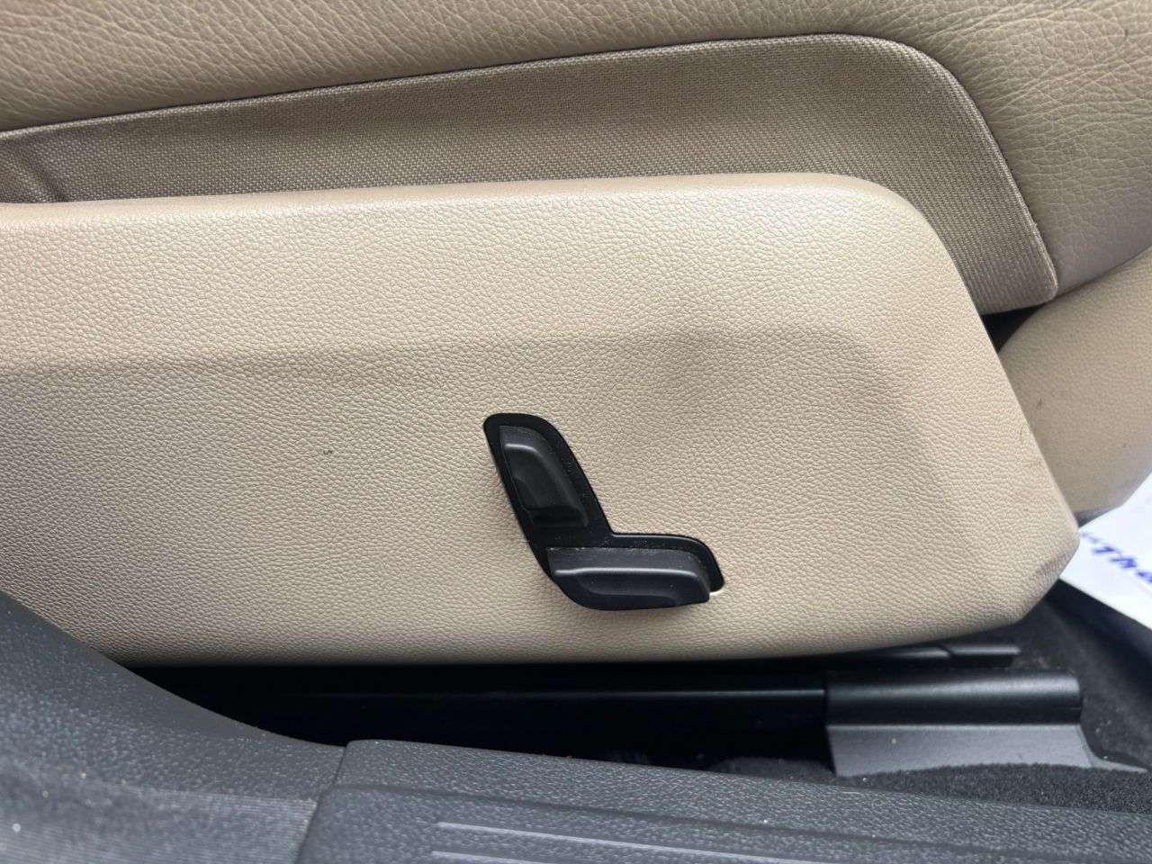 A 2012 MERCEDES-BENZ E-CLASS 2.1 E220 CDI BlueEfficiency Avantgarde Edition 125 Saloon 4dr Diesel Manual A 2012 MERCEDES-BENZ E-CLASS 2.1 E220 CDI BlueEfficiency Avantgarde Edition 125 Saloon 4dr Diesel Manual