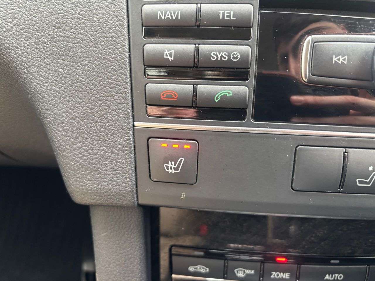 A 2012 MERCEDES-BENZ E-CLASS 2.1 E220 CDI BlueEfficiency Avantgarde Edition 125 Saloon 4dr Diesel Manual A 2012 MERCEDES-BENZ E-CLASS 2.1 E220 CDI BlueEfficiency Avantgarde Edition 125 Saloon 4dr Diesel Manual