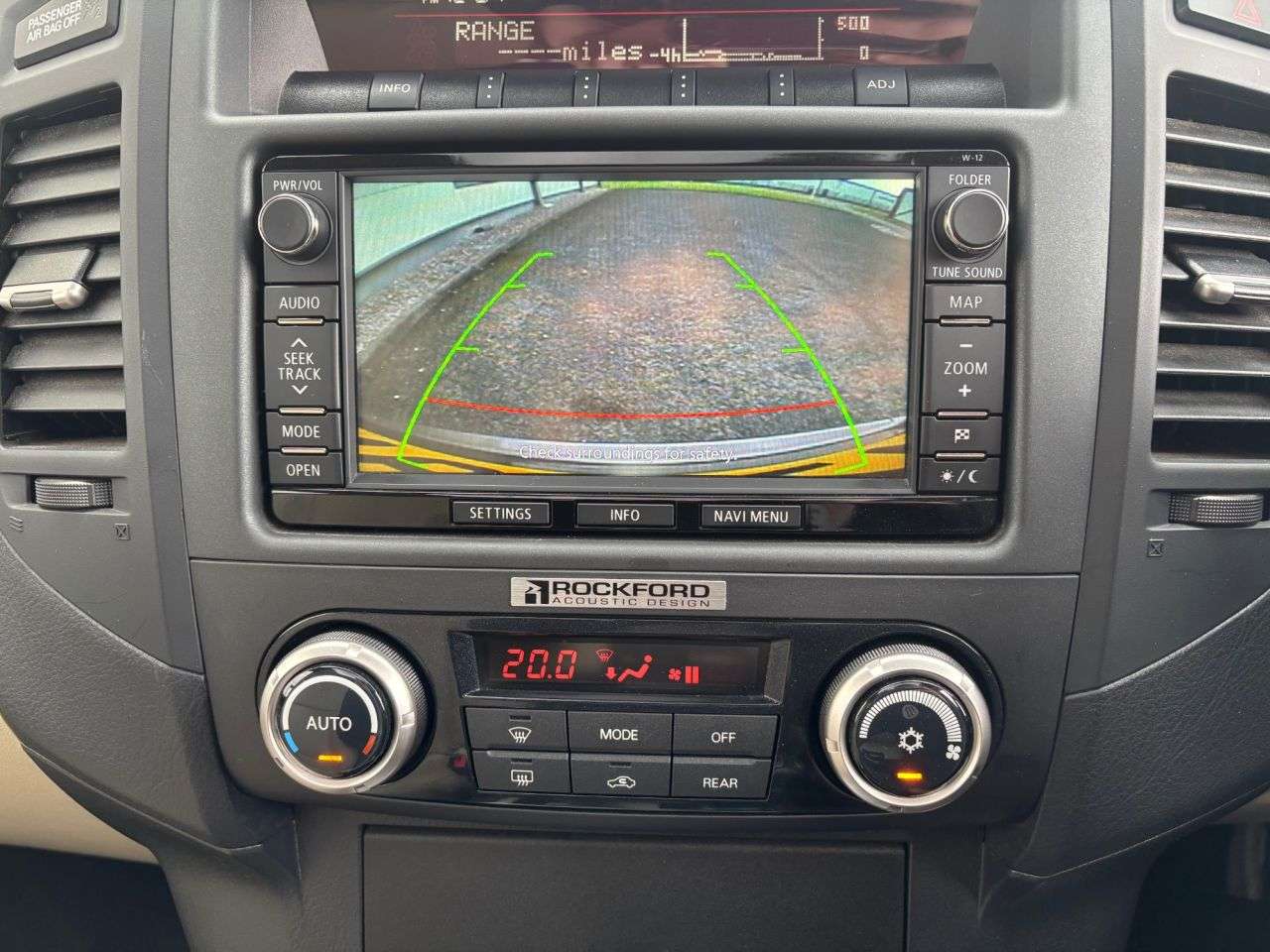 A 2013 MITSUBISHI SHOGUN 3.2 DI-DC SG4 SUV 5dr Diesel Auto 4WD Euro 5 LWB (197 ps) SAT NAV A 2013 MITSUBISHI SHOGUN 3.2 DI-DC SG4 SUV 5dr Diesel Auto 4WD Euro 5 LWB (197 ps) SAT NAV