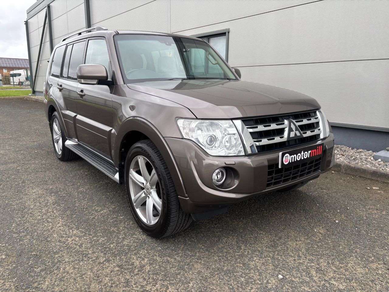 A 2013 MITSUBISHI SHOGUN 3.2 DI-DC SG4 SUV 5dr Diesel Auto 4WD Euro 5 LWB (197 ps) SAT NAV A 2013 MITSUBISHI SHOGUN 3.2 DI-DC SG4 SUV 5dr Diesel Auto 4WD Euro 5 LWB (197 ps) SAT NAV