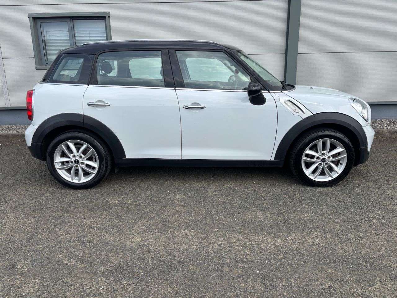 A 2014 MINI COUNTRYMAN 1.6 Cooper SUV 5dr Petrol Manual Euro 6 (s/s) (122 ps) FULL SERVICE HISTORY A 2014 MINI COUNTRYMAN 1.6 Cooper SUV 5dr Petrol Manual Euro 6 (s/s) (122 ps) FULL SERVICE HISTORY