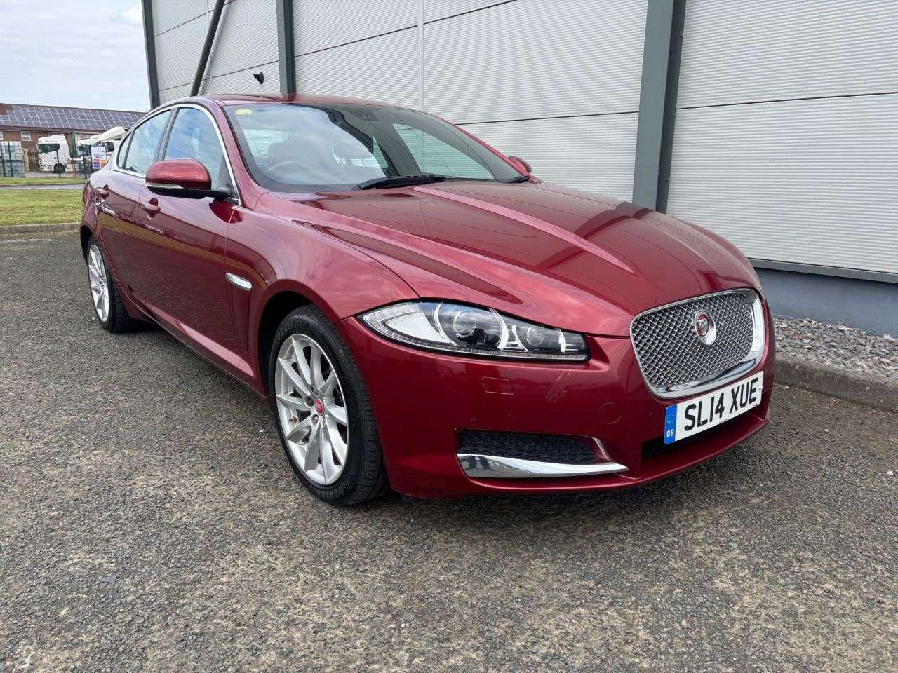A 2014 JAGUAR XF 3.0d V6 Premium Luxury Saloon 4dr Diesel Auto Euro 5 (s/s) (240 ps) ELECTRI A 2014 JAGUAR XF 3.0d V6 Premium Luxury Saloon 4dr Diesel Auto Euro 5 (s/s) (240 ps) ELECTRI