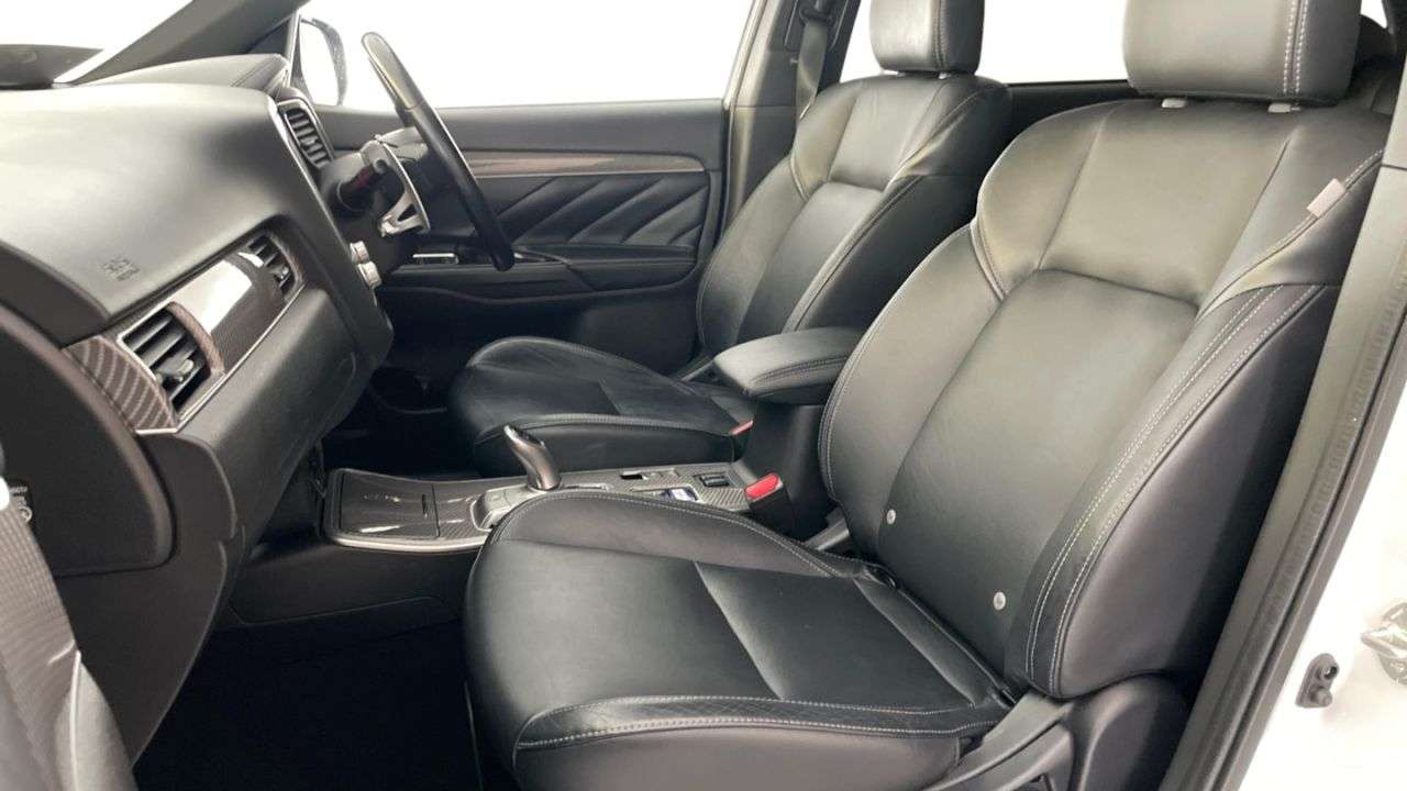 A 2020 MITSUBISHI OUTLANDER 2.4h TwinMotor 13.8kWh Dynamic SUV 5dr Petrol Plug-in Hybrid CVT 4WD Euro 6 A 2020 MITSUBISHI OUTLANDER 2.4h TwinMotor 13.8kWh Dynamic SUV 5dr Petrol Plug-in Hybrid CVT 4WD Euro 6