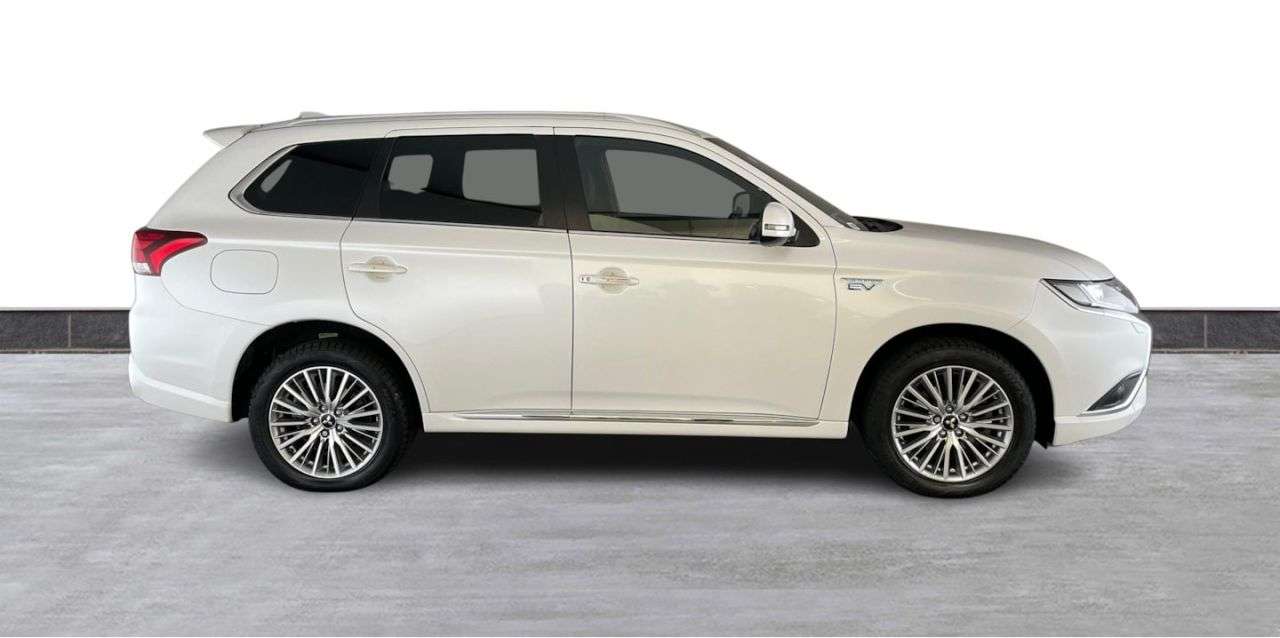 A 2020 MITSUBISHI OUTLANDER 2.4h TwinMotor 13.8kWh Dynamic SUV 5dr Petrol Plug-in Hybrid CVT 4WD Euro 6 A 2020 MITSUBISHI OUTLANDER 2.4h TwinMotor 13.8kWh Dynamic SUV 5dr Petrol Plug-in Hybrid CVT 4WD Euro 6