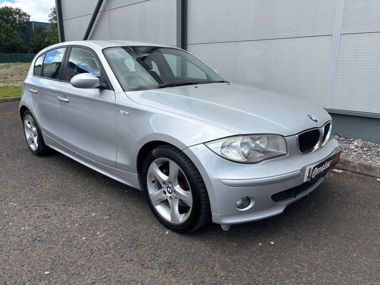 A 2007 BMW 1 SERIES 2.0 120d SE Hatchback 5dr Diesel Steptronic Euro 4 (163 ps) REAR PARK DISTA A 2007 BMW 1 SERIES 2.0 120d SE Hatchback 5dr Diesel Steptronic Euro 4 (163 ps) REAR PARK DISTA