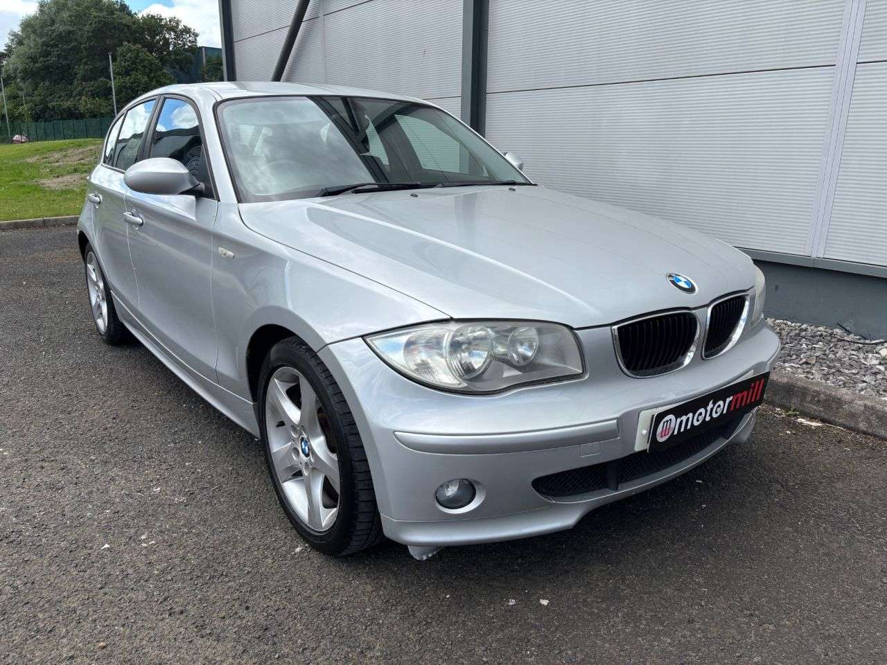 A 2007 BMW 1 SERIES 2.0 120d SE Hatchback 5dr Diesel Steptronic Euro 4 (163 ps) REAR PARK DISTA A 2007 BMW 1 SERIES 2.0 120d SE Hatchback 5dr Diesel Steptronic Euro 4 (163 ps) REAR PARK DISTA