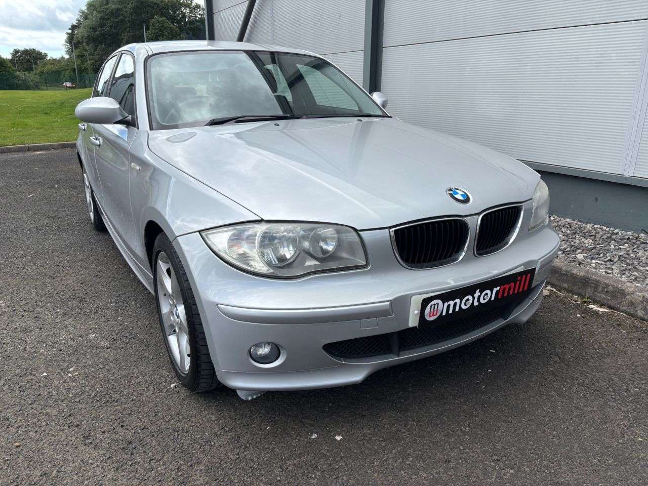 A 2007 BMW 1 SERIES 2.0 120d SE Hatchback 5dr Diesel Steptronic Euro 4 (163 ps) REAR PARK DISTA A 2007 BMW 1 SERIES 2.0 120d SE Hatchback 5dr Diesel Steptronic Euro 4 (163 ps) REAR PARK DISTA