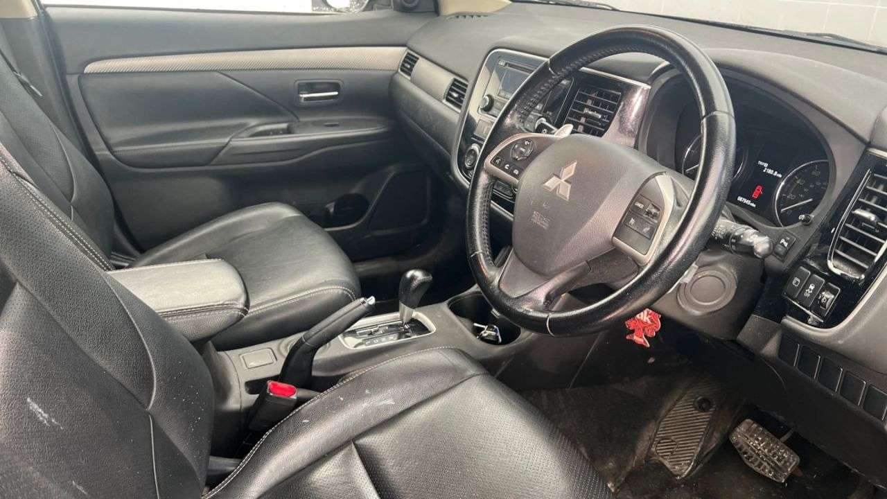A 2015 MITSUBISHI OUTLANDER 2.2 DI-D GX3 SUV 5dr Diesel Auto 4WD Euro 5 (s/s) (150 ps) BLUETOOTH, TOWBA A 2015 MITSUBISHI OUTLANDER 2.2 DI-D GX3 SUV 5dr Diesel Auto 4WD Euro 5 (s/s) (150 ps) BLUETOOTH, TOWBA