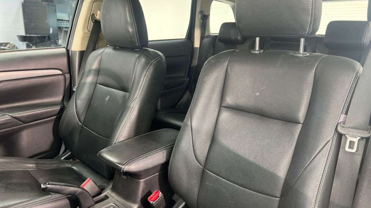 A 2015 MITSUBISHI OUTLANDER 2.2 DI-D GX3 SUV 5dr Diesel Auto 4WD Euro 5 (s/s) (150 ps) BLUETOOTH, TOWBA A 2015 MITSUBISHI OUTLANDER 2.2 DI-D GX3 SUV 5dr Diesel Auto 4WD Euro 5 (s/s) (150 ps) BLUETOOTH, TOWBA