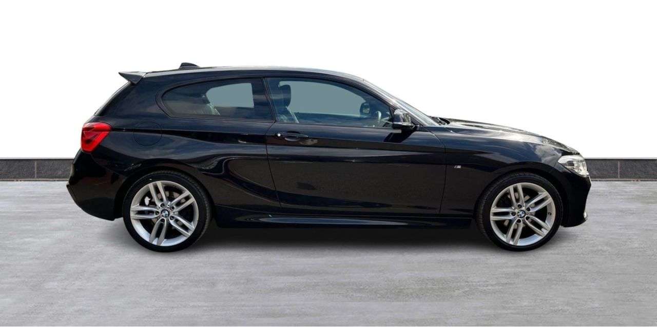 A 2015 BMW 1 SERIES 2.0 120d M Sport Hatchback 3dr Diesel Auto Euro 6 (s/s) (190 ps) FRONT AND A 2015 BMW 1 SERIES 2.0 120d M Sport Hatchback 3dr Diesel Auto Euro 6 (s/s) (190 ps) FRONT AND