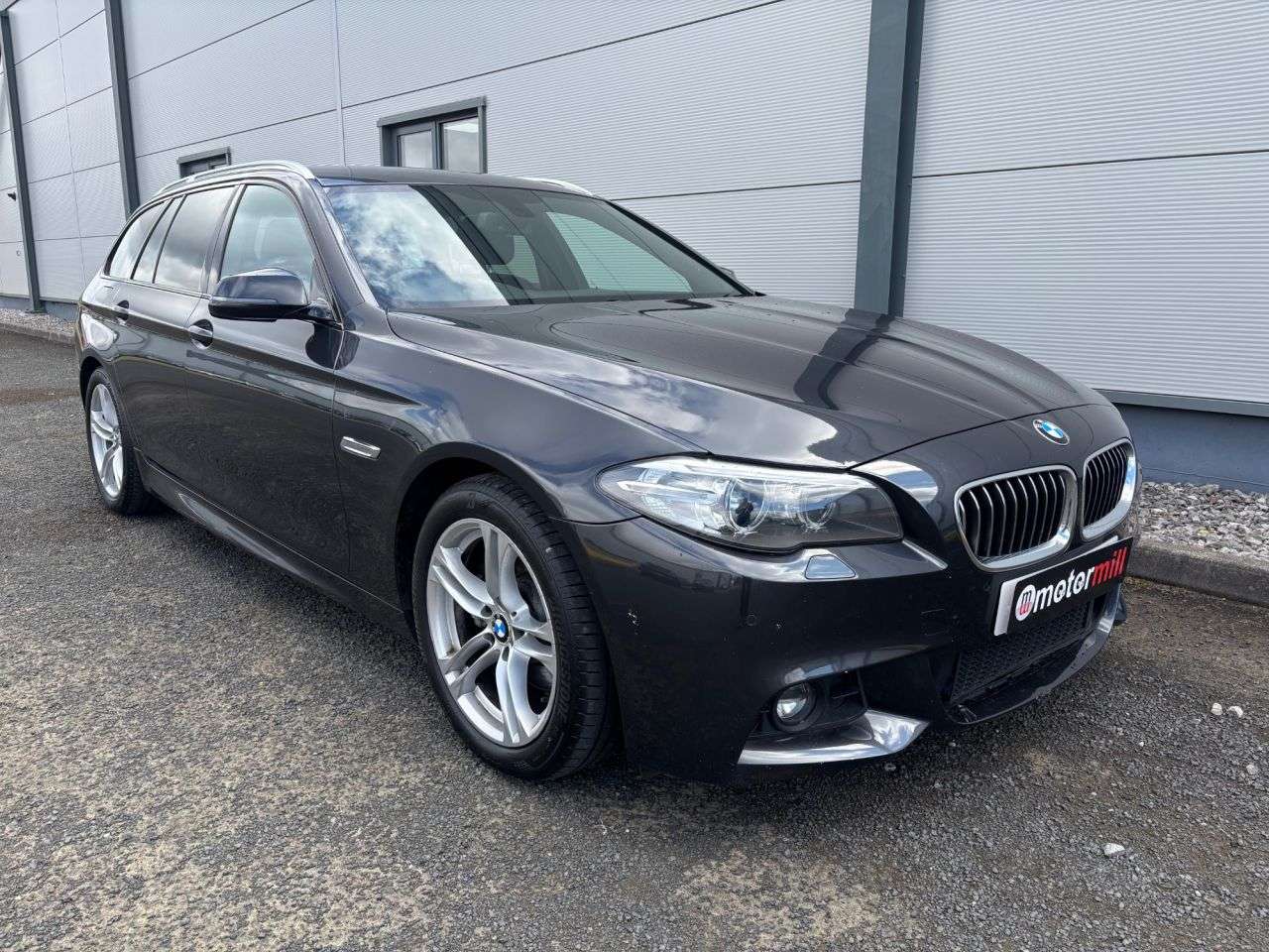 A 2014 BMW 5 SERIES 2.0 520d M Sport Touring 5dr Diesel Auto Euro 6 (s/s) (184 ps) FRONT AND RE A 2014 BMW 5 SERIES 2.0 520d M Sport Touring 5dr Diesel Auto Euro 6 (s/s) (184 ps) FRONT AND RE