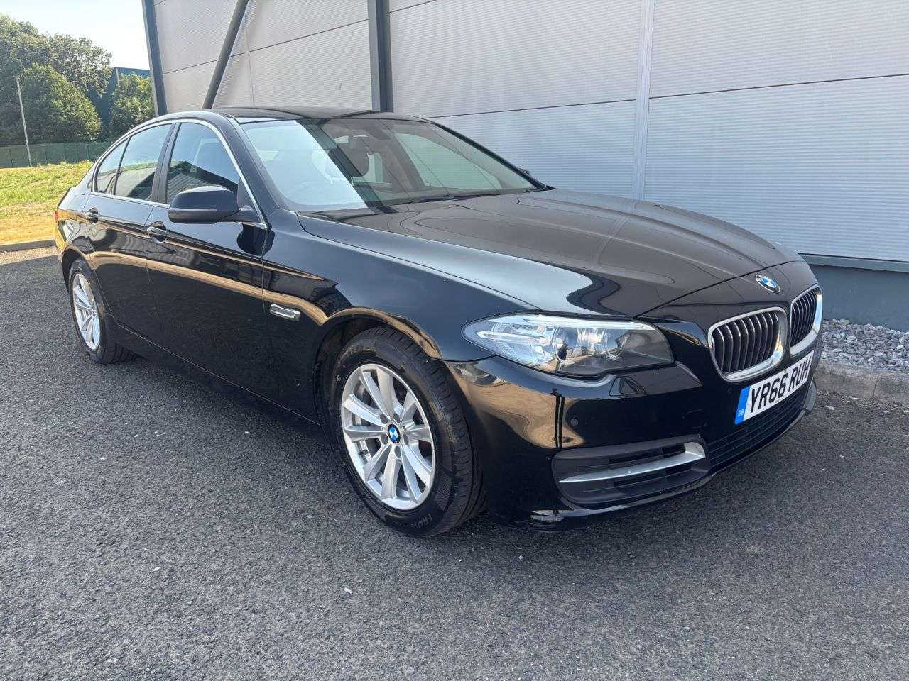 A 2016 BMW 5 SERIES 2.0 520d SE Saloon 4dr Diesel Auto Euro 6 (s/s) (190 ps) SAT NAV, FULL LEAT A 2016 BMW 5 SERIES 2.0 520d SE Saloon 4dr Diesel Auto Euro 6 (s/s) (190 ps) SAT NAV, FULL LEAT