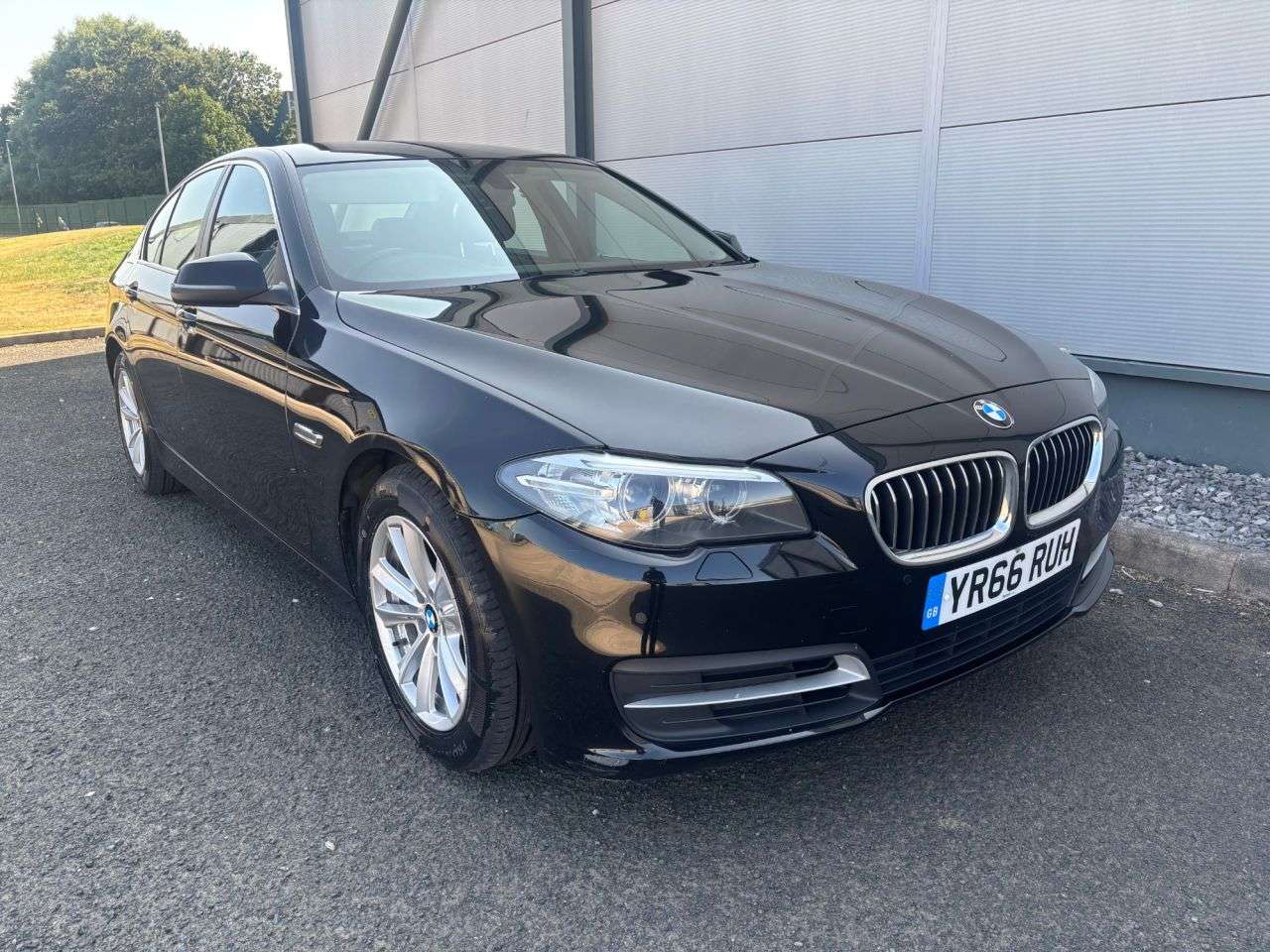 A 2016 BMW 5 SERIES 2.0 520d SE Saloon 4dr Diesel Auto Euro 6 (s/s) (190 ps) SAT NAV, FULL LEAT A 2016 BMW 5 SERIES 2.0 520d SE Saloon 4dr Diesel Auto Euro 6 (s/s) (190 ps) SAT NAV, FULL LEAT
