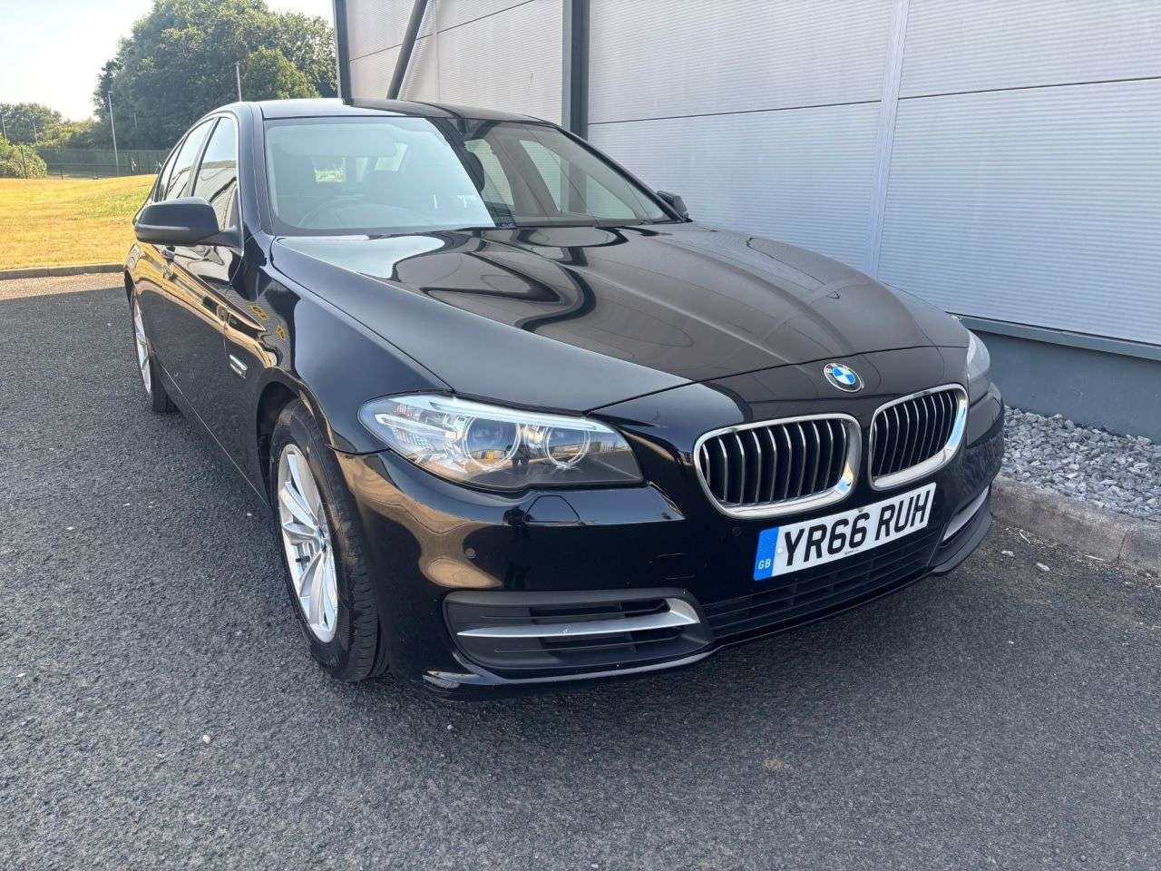 A 2016 BMW 5 SERIES 2.0 520d SE Saloon 4dr Diesel Auto Euro 6 (s/s) (190 ps) SAT NAV, FULL LEAT A 2016 BMW 5 SERIES 2.0 520d SE Saloon 4dr Diesel Auto Euro 6 (s/s) (190 ps) SAT NAV, FULL LEAT