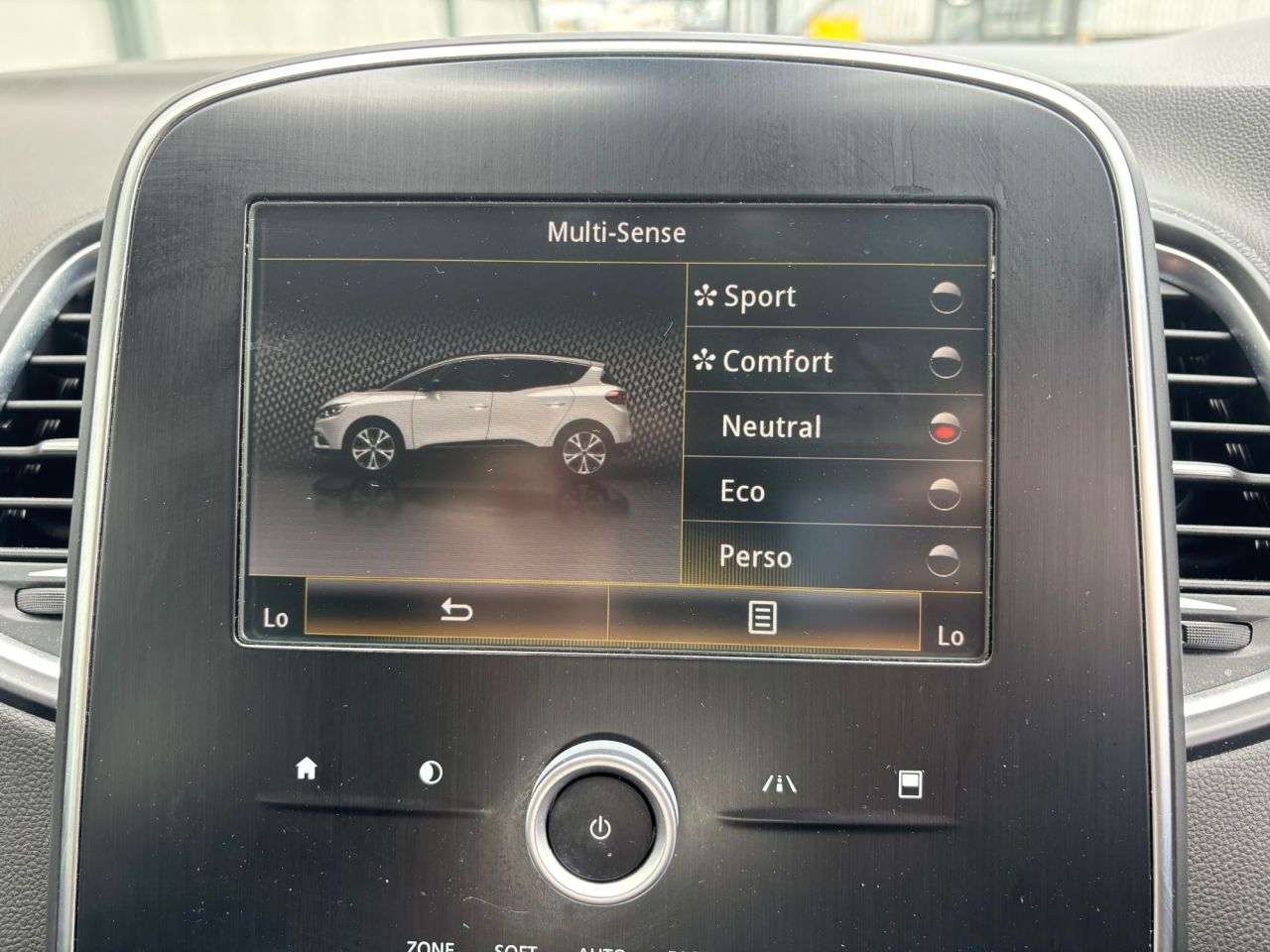 A 2017 RENAULT SCENIC 1.2 TCe Dynamique Nav MPV 5dr Petrol Manual Euro 6 (s/s) (130 ps) DAB RADIO A 2017 RENAULT SCENIC 1.2 TCe Dynamique Nav MPV 5dr Petrol Manual Euro 6 (s/s) (130 ps) DAB RADIO