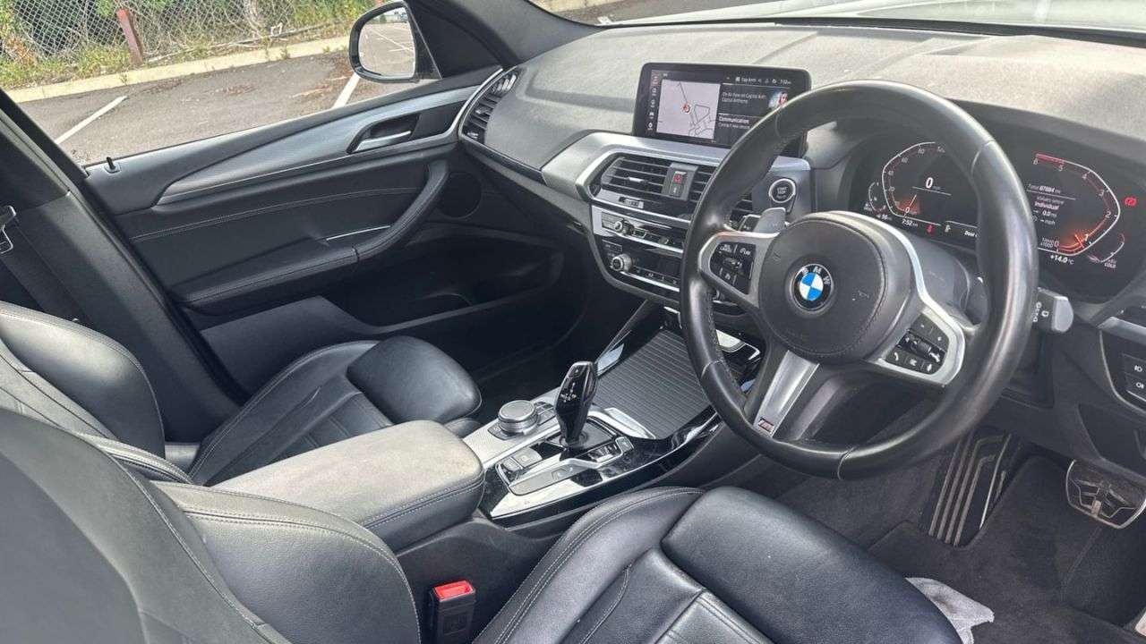 A 2019 BMW X3 2.0 20d M Sport SUV 5dr Diesel Auto xDrive Euro 6 (s/s) (190 ps) FRONT AND A 2019 BMW X3 2.0 20d M Sport SUV 5dr Diesel Auto xDrive Euro 6 (s/s) (190 ps) FRONT AND
