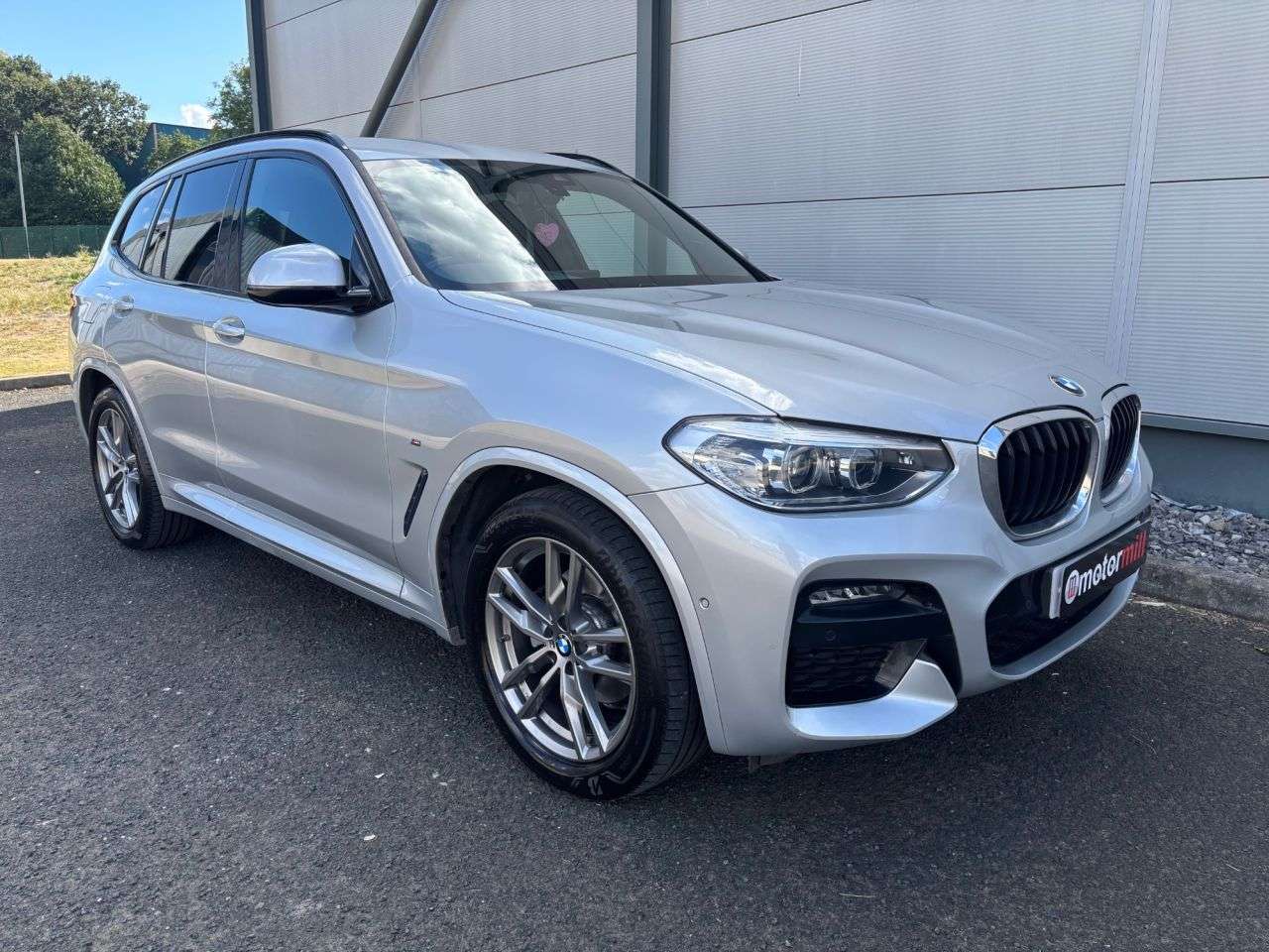 A 2019 BMW X3 2.0 20d M Sport SUV 5dr Diesel Auto xDrive Euro 6 (s/s) (190 ps) FRONT AND A 2019 BMW X3 2.0 20d M Sport SUV 5dr Diesel Auto xDrive Euro 6 (s/s) (190 ps) FRONT AND