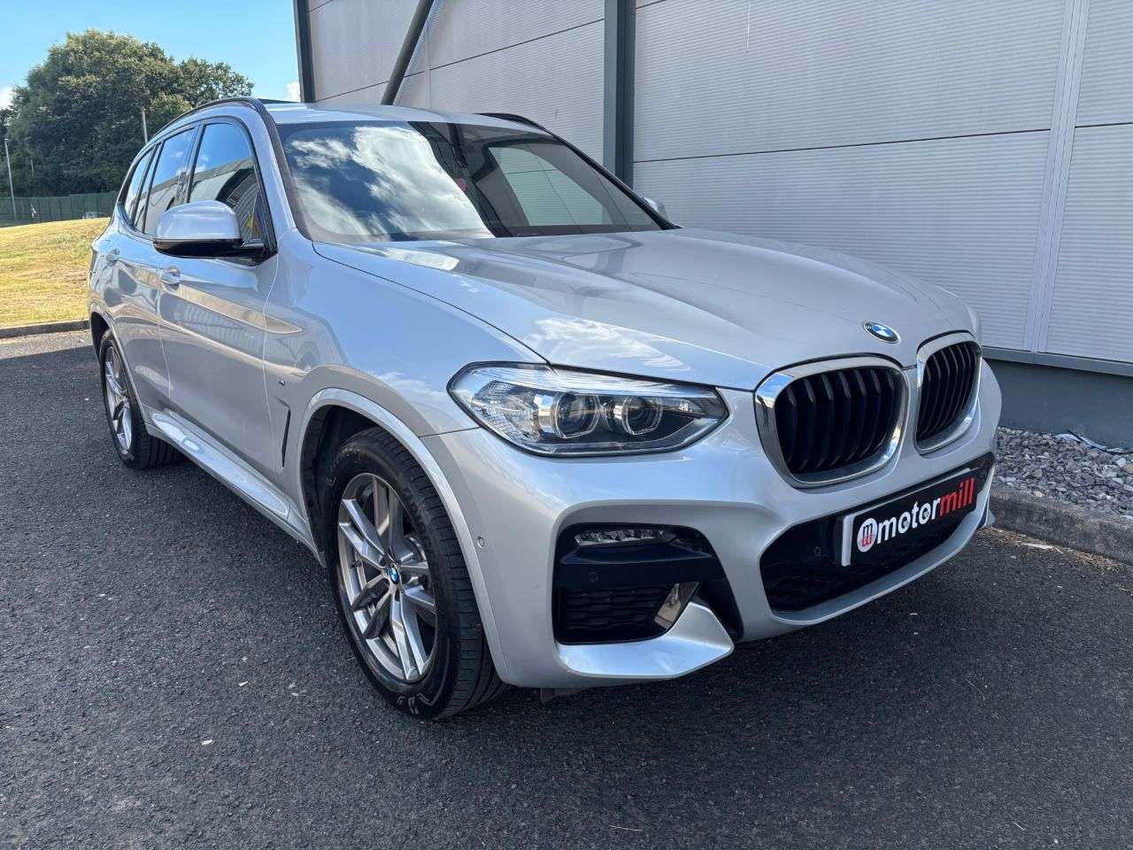 A 2019 BMW X3 2.0 20d M Sport SUV 5dr Diesel Auto xDrive Euro 6 (s/s) (190 ps) FRONT AND A 2019 BMW X3 2.0 20d M Sport SUV 5dr Diesel Auto xDrive Euro 6 (s/s) (190 ps) FRONT AND