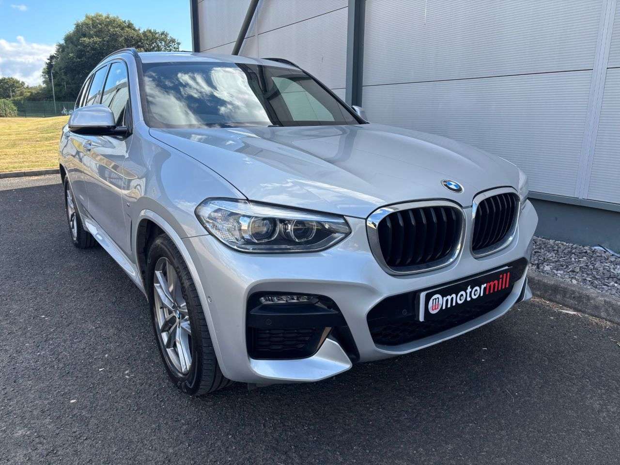 A 2019 BMW X3 2.0 20d M Sport SUV 5dr Diesel Auto xDrive Euro 6 (s/s) (190 ps) FRONT AND A 2019 BMW X3 2.0 20d M Sport SUV 5dr Diesel Auto xDrive Euro 6 (s/s) (190 ps) FRONT AND