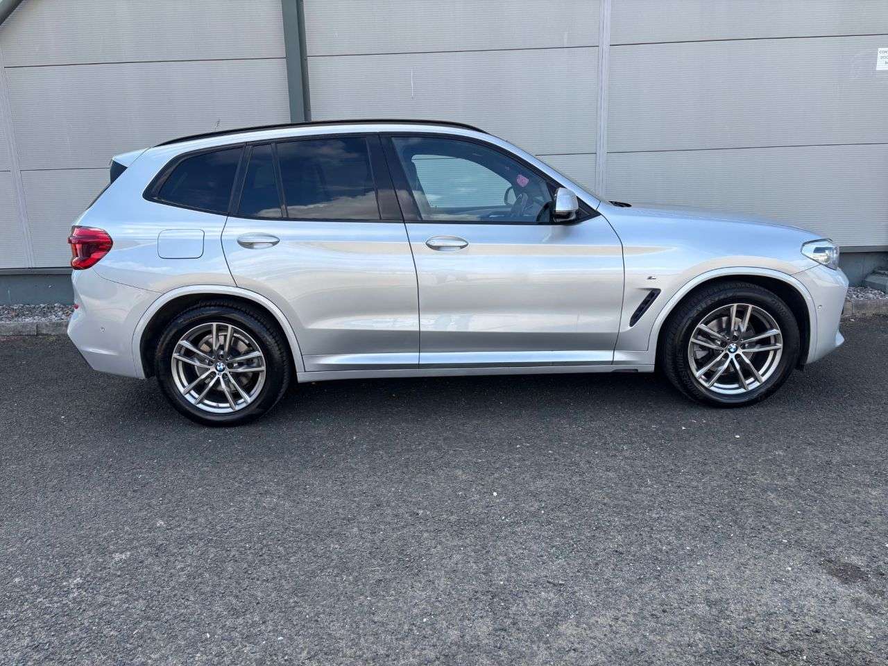 A 2019 BMW X3 2.0 20d M Sport SUV 5dr Diesel Auto xDrive Euro 6 (s/s) (190 ps) FRONT AND A 2019 BMW X3 2.0 20d M Sport SUV 5dr Diesel Auto xDrive Euro 6 (s/s) (190 ps) FRONT AND