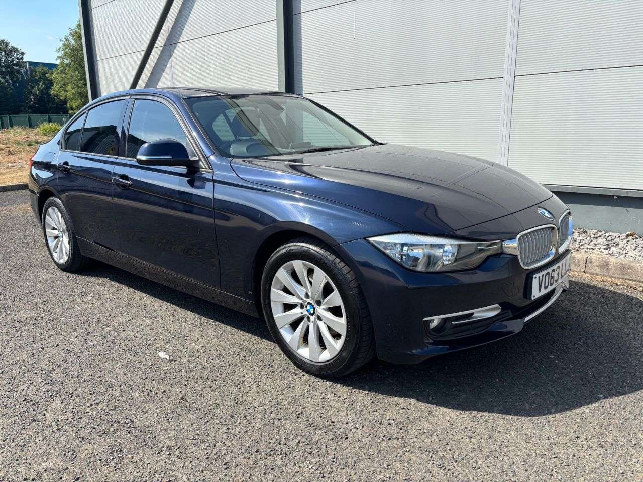 A 2013 BMW 3 SERIES 2.0 320d Modern Saloon 4dr Diesel Manual Euro 5 (s/s) (184 ps) SAT NAV, FUL A 2013 BMW 3 SERIES 2.0 320d Modern Saloon 4dr Diesel Manual Euro 5 (s/s) (184 ps) SAT NAV, FUL