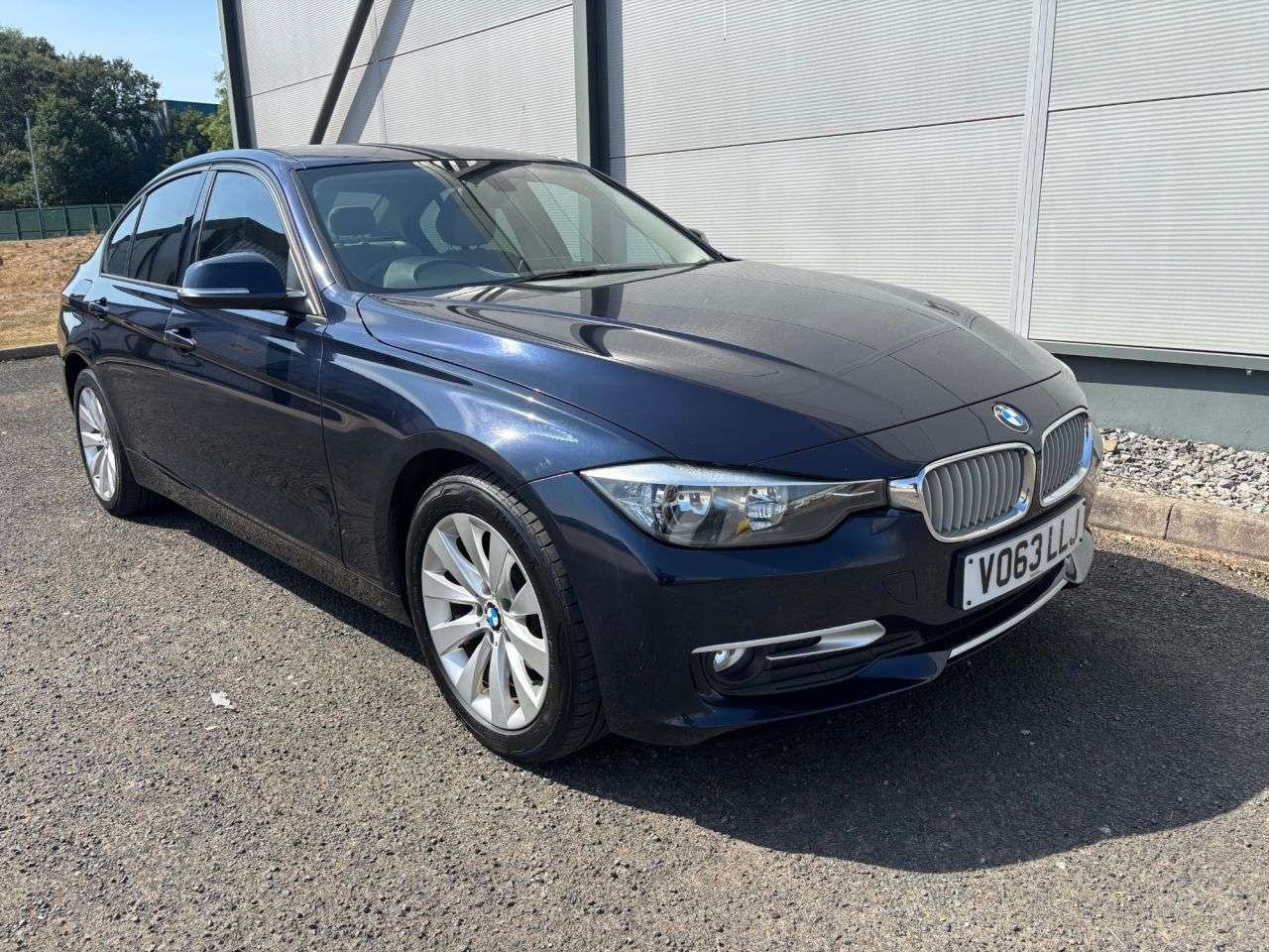 A 2013 BMW 3 SERIES 2.0 320d Modern Saloon 4dr Diesel Manual Euro 5 (s/s) (184 ps) SAT NAV, FUL A 2013 BMW 3 SERIES 2.0 320d Modern Saloon 4dr Diesel Manual Euro 5 (s/s) (184 ps) SAT NAV, FUL