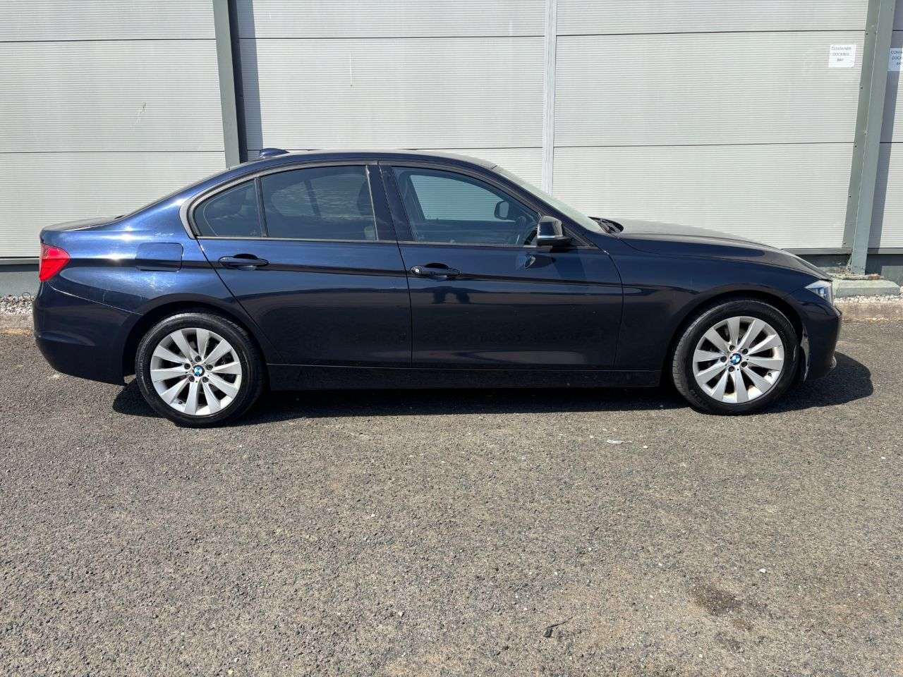 A 2013 BMW 3 SERIES 2.0 320d Modern Saloon 4dr Diesel Manual Euro 5 (s/s) (184 ps) SAT NAV, FUL A 2013 BMW 3 SERIES 2.0 320d Modern Saloon 4dr Diesel Manual Euro 5 (s/s) (184 ps) SAT NAV, FUL