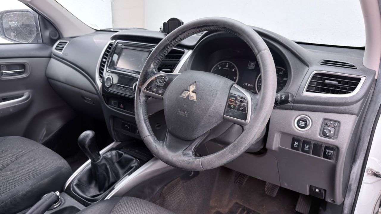 A 2016 MITSUBISHI L200 2.4 DI-D DC Titan Pickup Double Cab 4dr Diesel Manual 4WD Euro 5 (178 ps) C A 2016 MITSUBISHI L200 2.4 DI-D DC Titan Pickup Double Cab 4dr Diesel Manual 4WD Euro 5 (178 ps) C