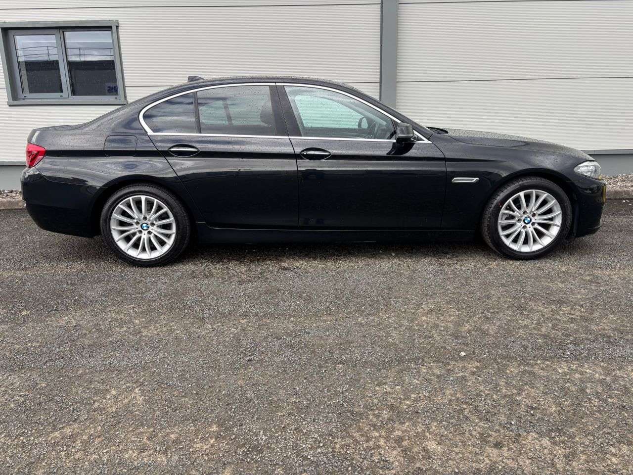 A 2014 BMW 5 SERIES 2.0 520d Luxury Saloon 4dr Diesel Auto Euro 6 (s/s) (184 ps) SAT NAV, FRONT A 2014 BMW 5 SERIES 2.0 520d Luxury Saloon 4dr Diesel Auto Euro 6 (s/s) (184 ps) SAT NAV, FRONT