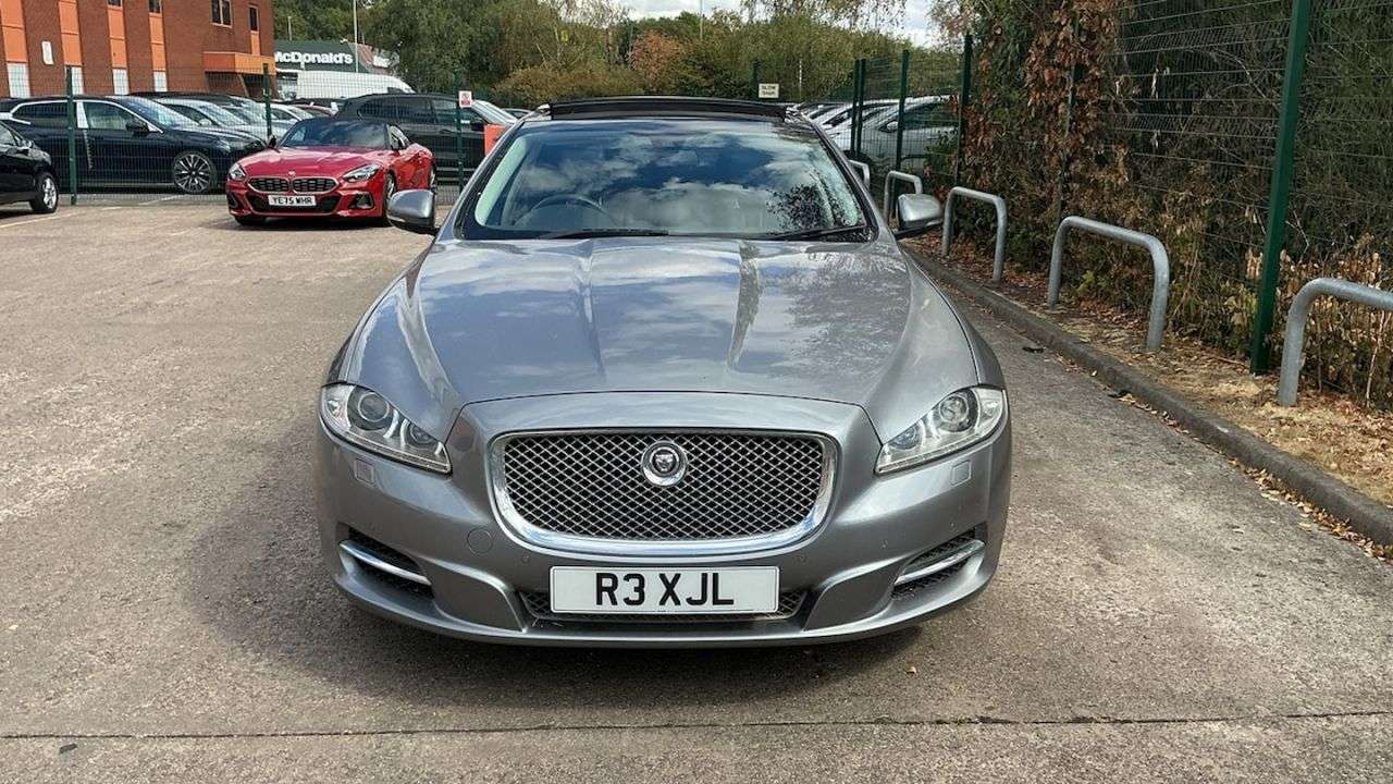 A 2014 JAGUAR XJ 3.0d V6 Premium Luxury Saloon 4dr Diesel Auto Euro 5 (s/s) (LWB) (275 ps) R A 2014 JAGUAR XJ 3.0d V6 Premium Luxury Saloon 4dr Diesel Auto Euro 5 (s/s) (LWB) (275 ps) R