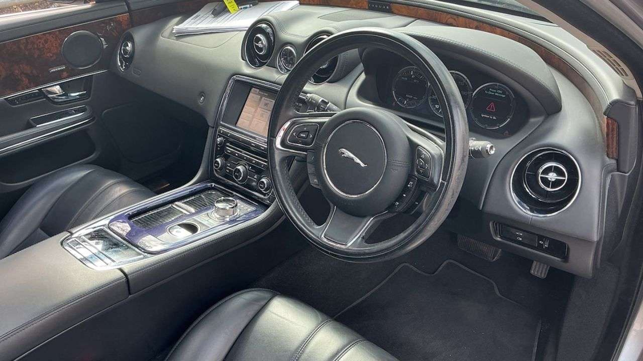A 2014 JAGUAR XJ 3.0d V6 Premium Luxury Saloon 4dr Diesel Auto Euro 5 (s/s) (LWB) (275 ps) R A 2014 JAGUAR XJ 3.0d V6 Premium Luxury Saloon 4dr Diesel Auto Euro 5 (s/s) (LWB) (275 ps) R