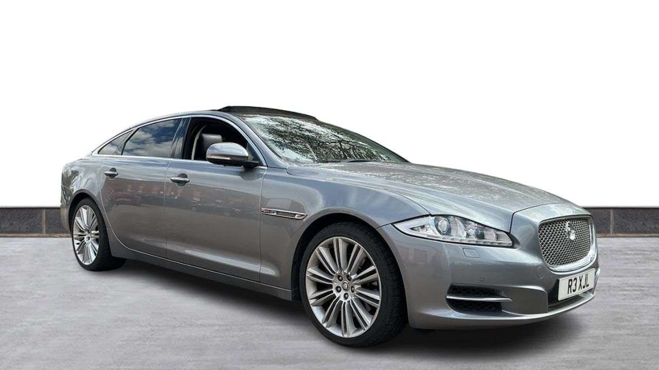 A 2014 JAGUAR XJ 3.0d V6 Premium Luxury Saloon 4dr Diesel Auto Euro 5 (s/s) (LWB) (275 ps) R A 2014 JAGUAR XJ 3.0d V6 Premium Luxury Saloon 4dr Diesel Auto Euro 5 (s/s) (LWB) (275 ps) R