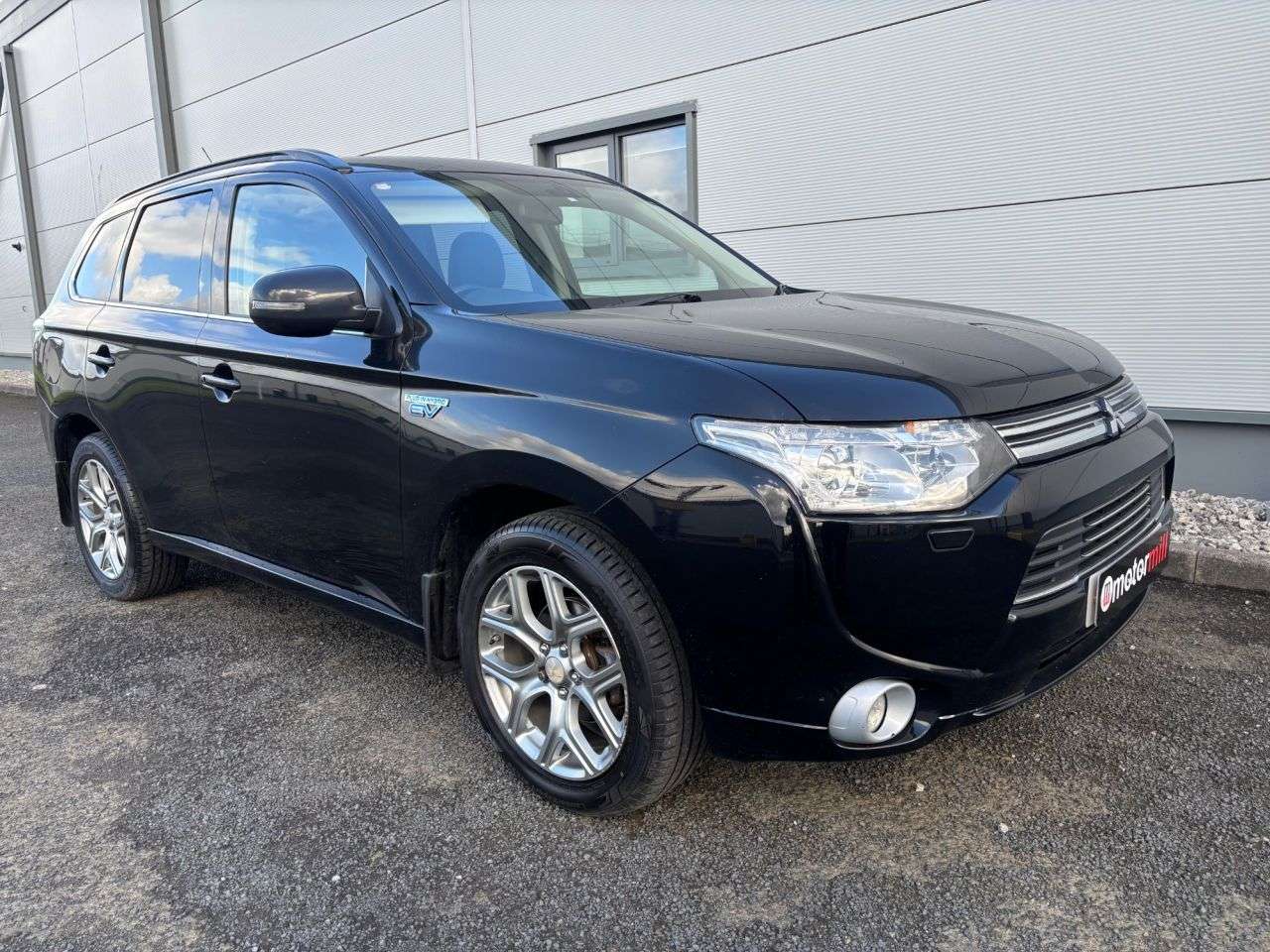 A 2014 MITSUBISHI OUTLANDER 2.0h 12kWh GX4h SUV 5dr Petrol Plug-in Hybrid CVT 4WD Euro 5 (s/s) (200 ps) A 2014 MITSUBISHI OUTLANDER 2.0h 12kWh GX4h SUV 5dr Petrol Plug-in Hybrid CVT 4WD Euro 5 (s/s) (200 ps)