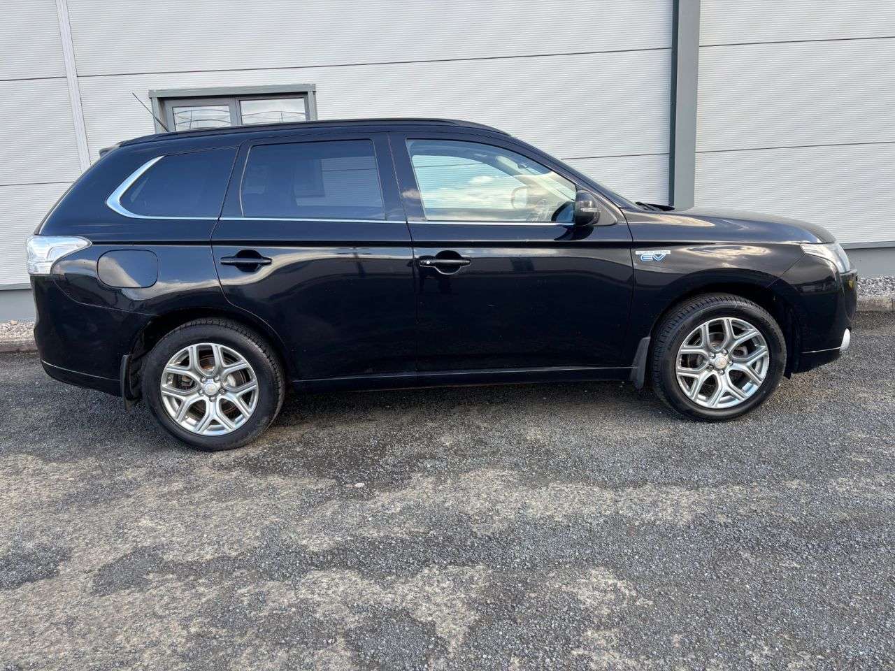 A 2014 MITSUBISHI OUTLANDER 2.0h 12kWh GX4h SUV 5dr Petrol Plug-in Hybrid CVT 4WD Euro 5 (s/s) (200 ps) A 2014 MITSUBISHI OUTLANDER 2.0h 12kWh GX4h SUV 5dr Petrol Plug-in Hybrid CVT 4WD Euro 5 (s/s) (200 ps)