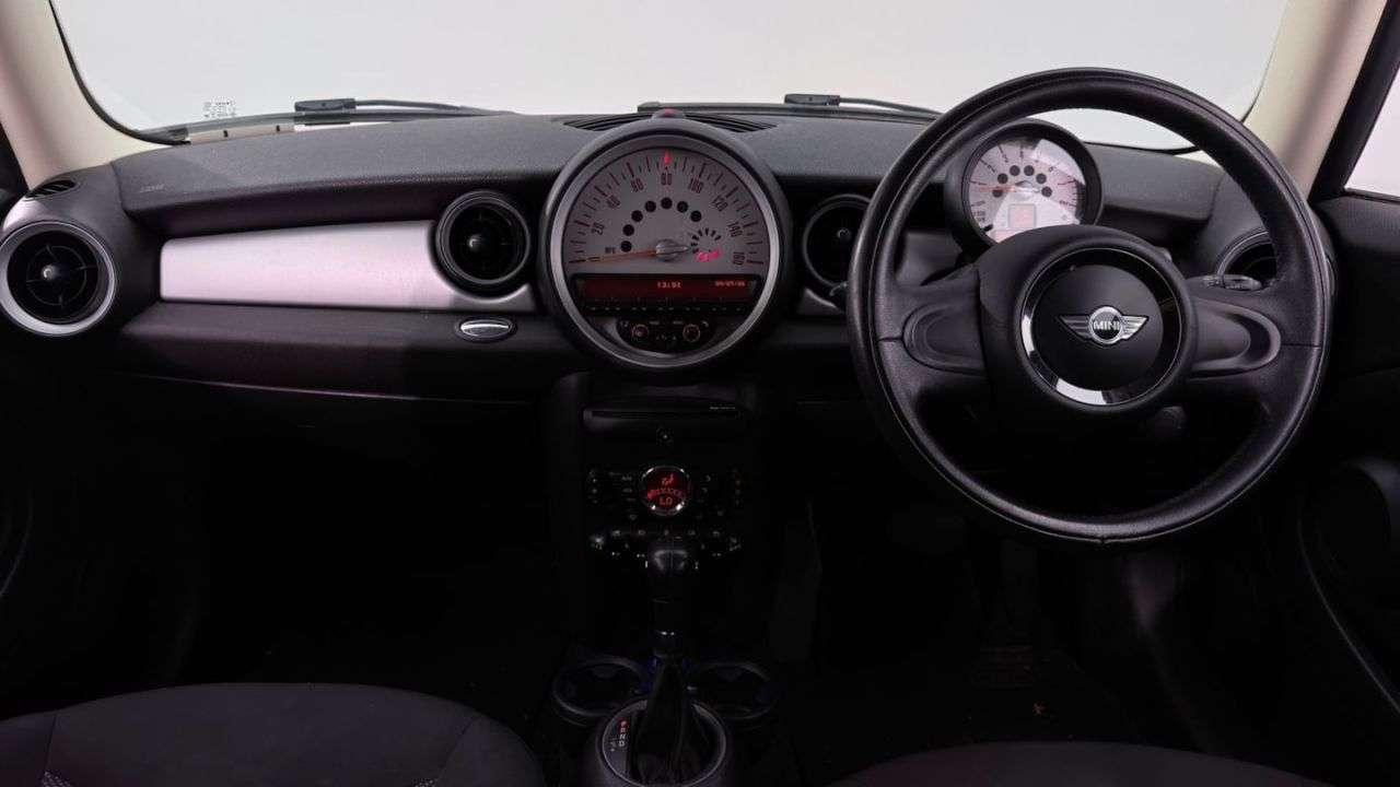 A 2014 MINI CLUBMAN 1.6 One Estate 5dr Petrol Auto Euro 6 (98 ps) PARKING SENSORS A 2014 MINI CLUBMAN 1.6 One Estate 5dr Petrol Auto Euro 6 (98 ps) PARKING SENSORS