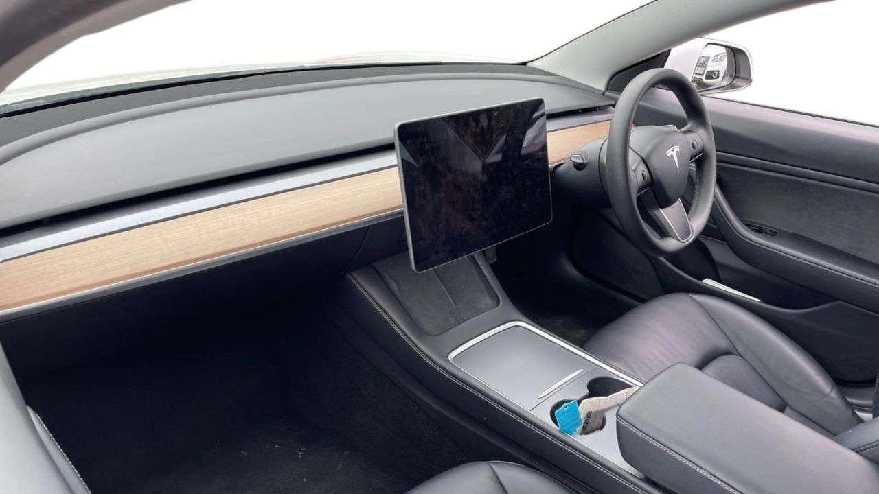 A 2021 TESLA MODEL 3 Standard Range Plus Saloon 4dr Electric Auto RWD (241 bhp) A 2021 TESLA MODEL 3 Standard Range Plus Saloon 4dr Electric Auto RWD (241 bhp)