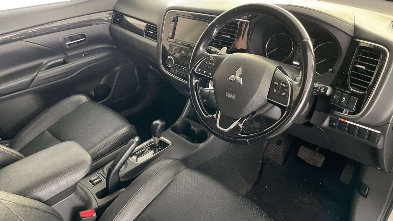 A 2016 MITSUBISHI OUTLANDER 2.2 DI-D GX4 SUV 5dr Diesel Auto 4WD Euro 6 (147 ps) CRUISE CONTROL A 2016 MITSUBISHI OUTLANDER 2.2 DI-D GX4 SUV 5dr Diesel Auto 4WD Euro 6 (147 ps) CRUISE CONTROL