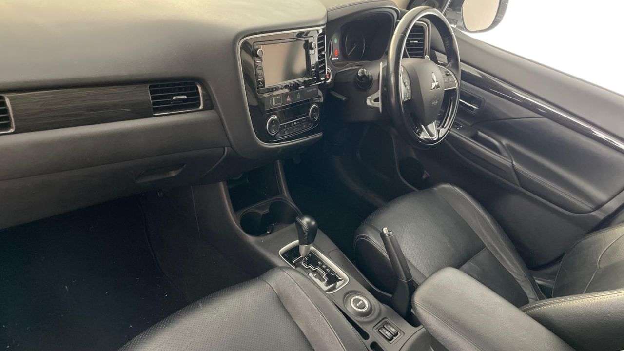 A 2016 MITSUBISHI OUTLANDER 2.2 DI-D GX4 SUV 5dr Diesel Auto 4WD Euro 6 (147 ps) CRUISE CONTROL A 2016 MITSUBISHI OUTLANDER 2.2 DI-D GX4 SUV 5dr Diesel Auto 4WD Euro 6 (147 ps) CRUISE CONTROL