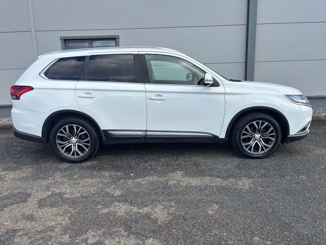 A 2016 MITSUBISHI OUTLANDER 2.2 DI-D GX4 SUV 5dr Diesel Auto 4WD Euro 6 (147 ps) CRUISE CONTROL A 2016 MITSUBISHI OUTLANDER 2.2 DI-D GX4 SUV 5dr Diesel Auto 4WD Euro 6 (147 ps) CRUISE CONTROL