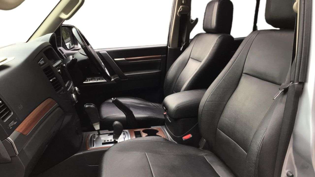 A 2014 MITSUBISHI SHOGUN 3.2 DI-DC SG4 SUV 5dr Diesel Auto 4WD Euro 5 LWB (197 ps) FRONT AND REAR PA A 2014 MITSUBISHI SHOGUN 3.2 DI-DC SG4 SUV 5dr Diesel Auto 4WD Euro 5 LWB (197 ps) FRONT AND REAR PA