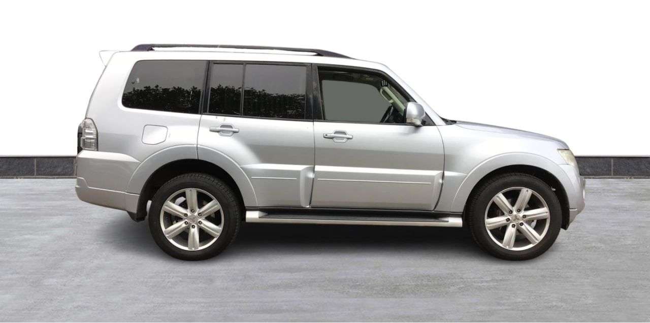 A 2014 MITSUBISHI SHOGUN 3.2 DI-DC SG4 SUV 5dr Diesel Auto 4WD Euro 5 LWB (197 ps) FRONT AND REAR PA A 2014 MITSUBISHI SHOGUN 3.2 DI-DC SG4 SUV 5dr Diesel Auto 4WD Euro 5 LWB (197 ps) FRONT AND REAR PA