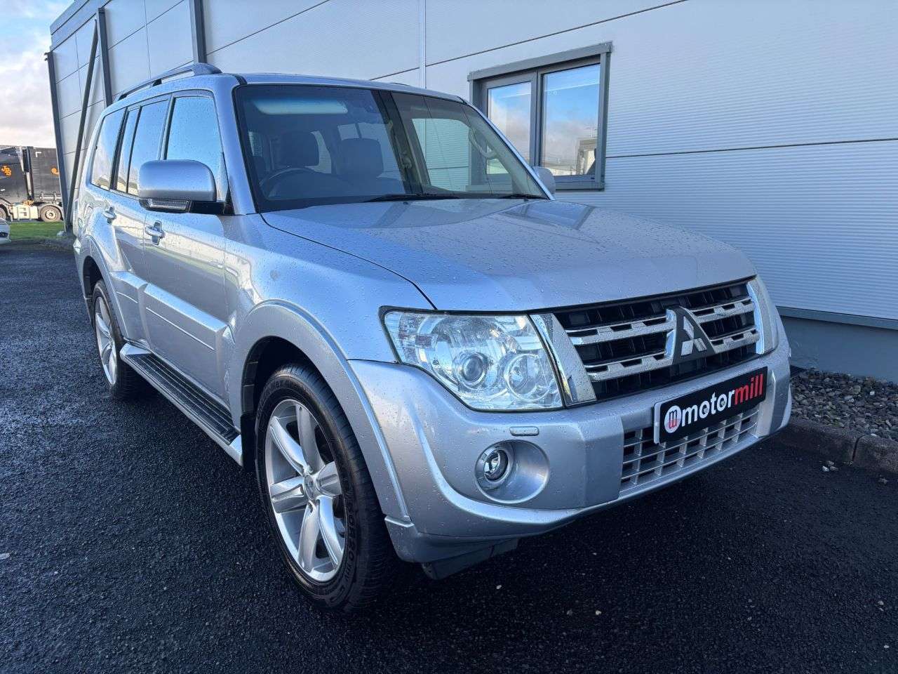 A 2014 MITSUBISHI SHOGUN 3.2 DI-DC SG4 SUV 5dr Diesel Auto 4WD Euro 5 LWB (197 ps) FRONT AND REAR PA A 2014 MITSUBISHI SHOGUN 3.2 DI-DC SG4 SUV 5dr Diesel Auto 4WD Euro 5 LWB (197 ps) FRONT AND REAR PA