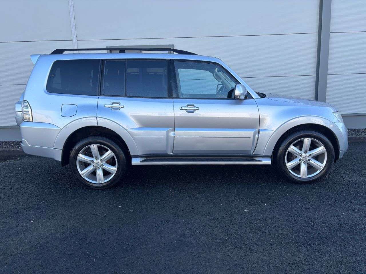 A 2014 MITSUBISHI SHOGUN 3.2 DI-DC SG4 SUV 5dr Diesel Auto 4WD Euro 5 LWB (197 ps) FRONT AND REAR PA A 2014 MITSUBISHI SHOGUN 3.2 DI-DC SG4 SUV 5dr Diesel Auto 4WD Euro 5 LWB (197 ps) FRONT AND REAR PA